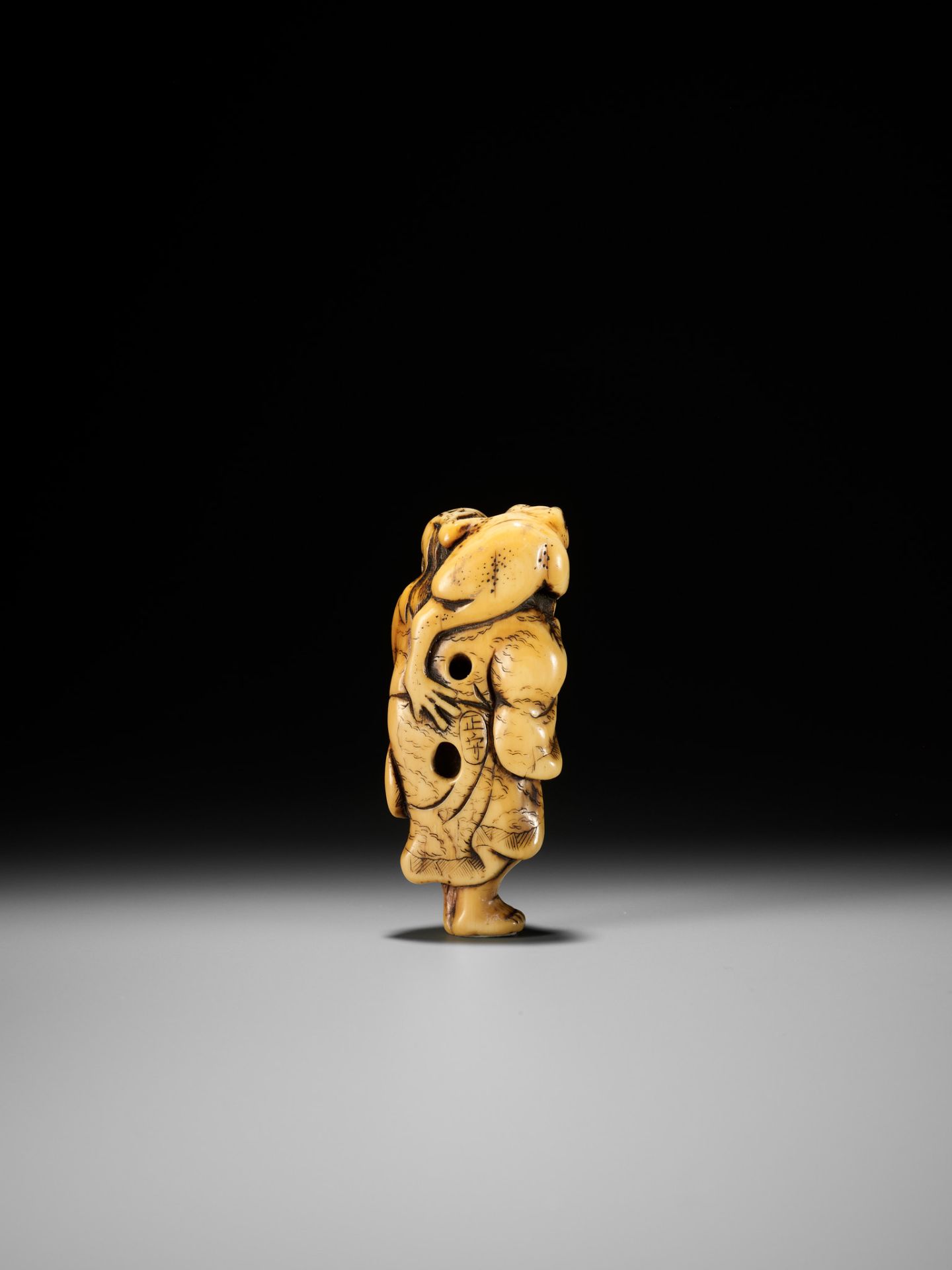 MASAMORI: A GOOD KYOTO SCHOOL IVORY NETSUKE OF GAMA SENNIN - Bild 2 aus 14