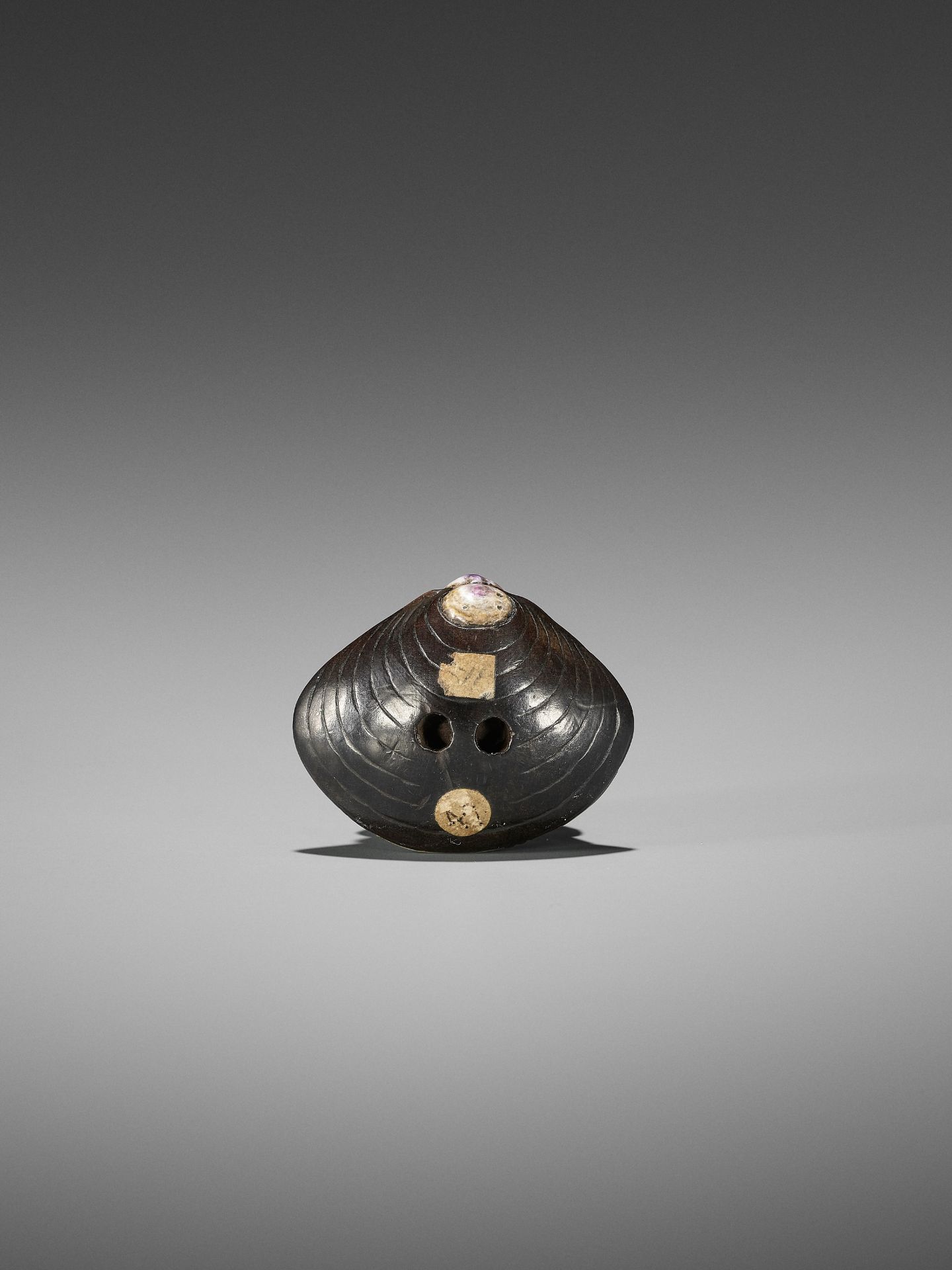 AN AMUSING INLAID WOOD NETSUKE OF A KAPPA ON HAMAGURI CLAM - Image 10 of 10