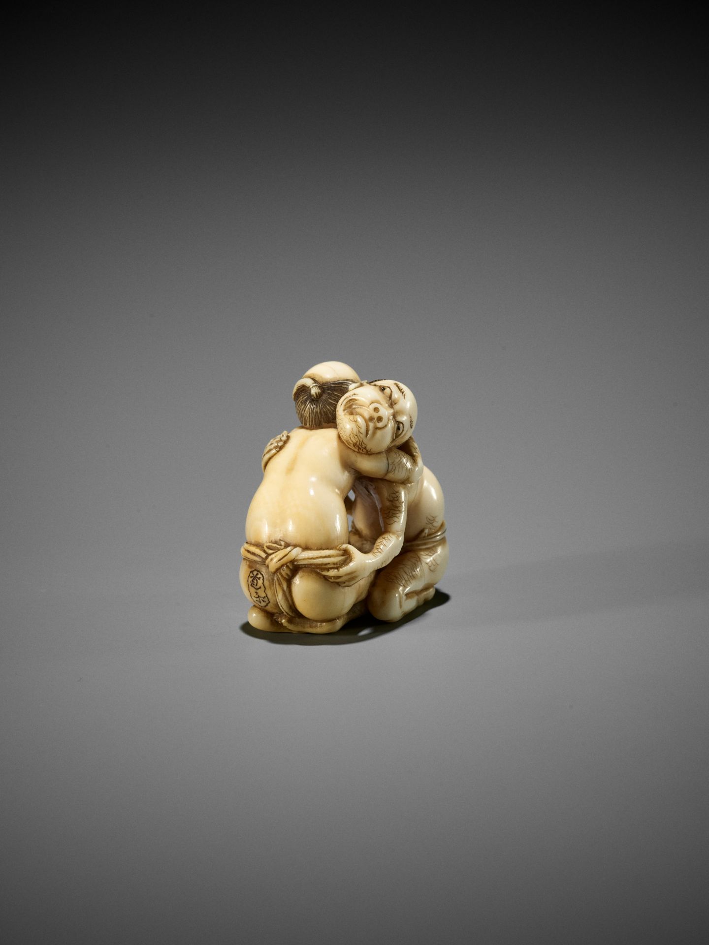 DORAKU: A SUPERB IVORY NETSUKE OF TWO WRESTLING DRUNKS - Bild 20 aus 23