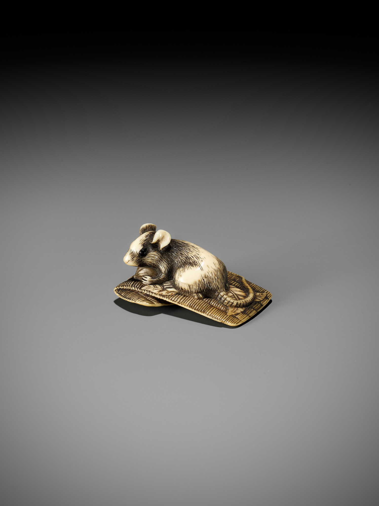 AN OSAKA SCHOOL IVORY NETSUKE OF A RAT ON A STRAW MAT - Bild 6 aus 12