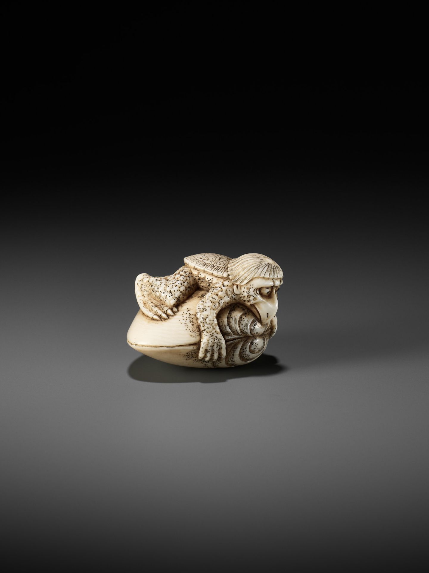 AN IVORY NETSUKE OF A KAPPA TRAPPED BY A HAMAGURI CLAM - Bild 8 aus 11