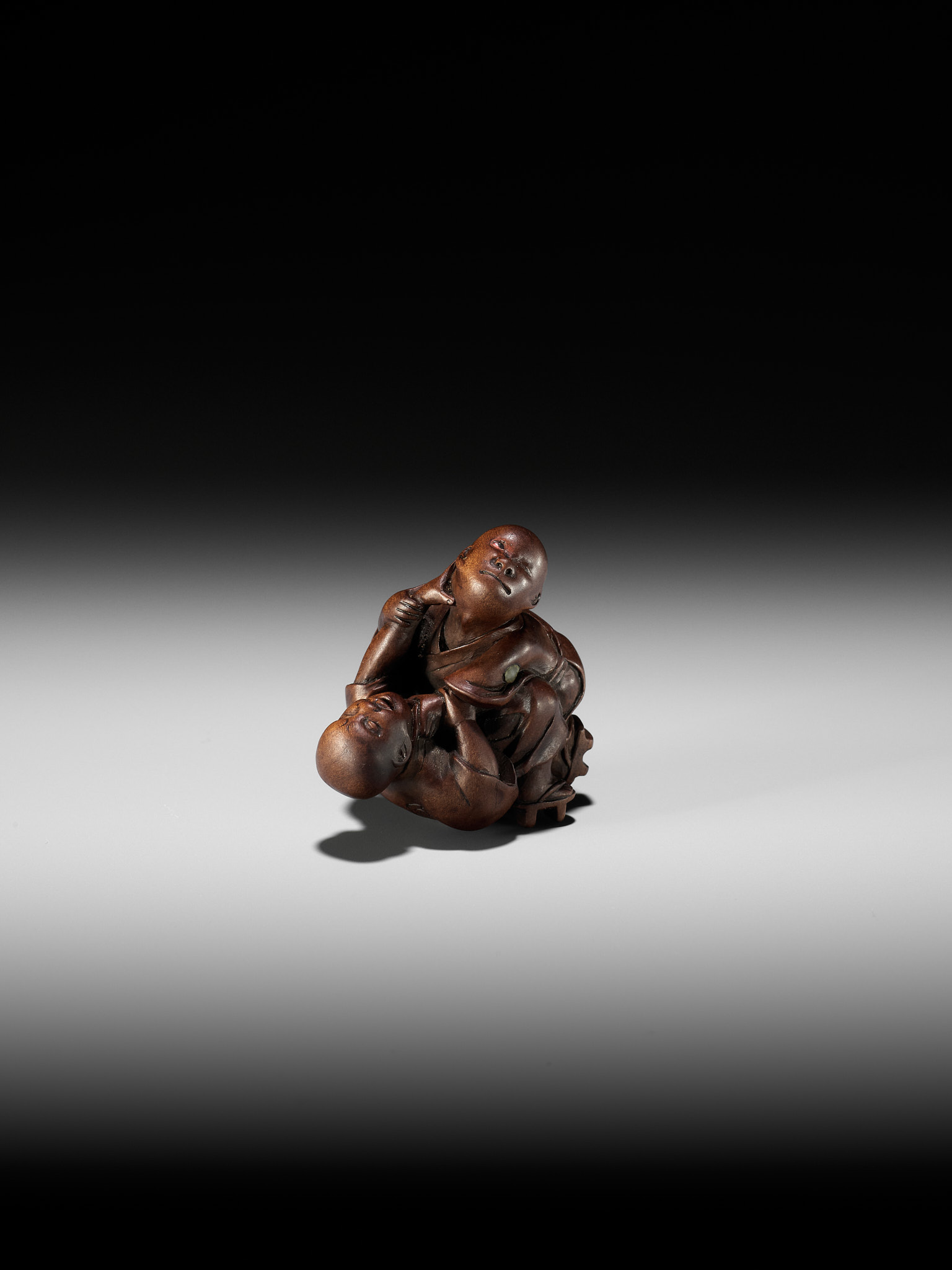 MIWA: A FINE WOOD NETSUKE OF TWO BLIND MEN FIGHTING - Image 3 of 10