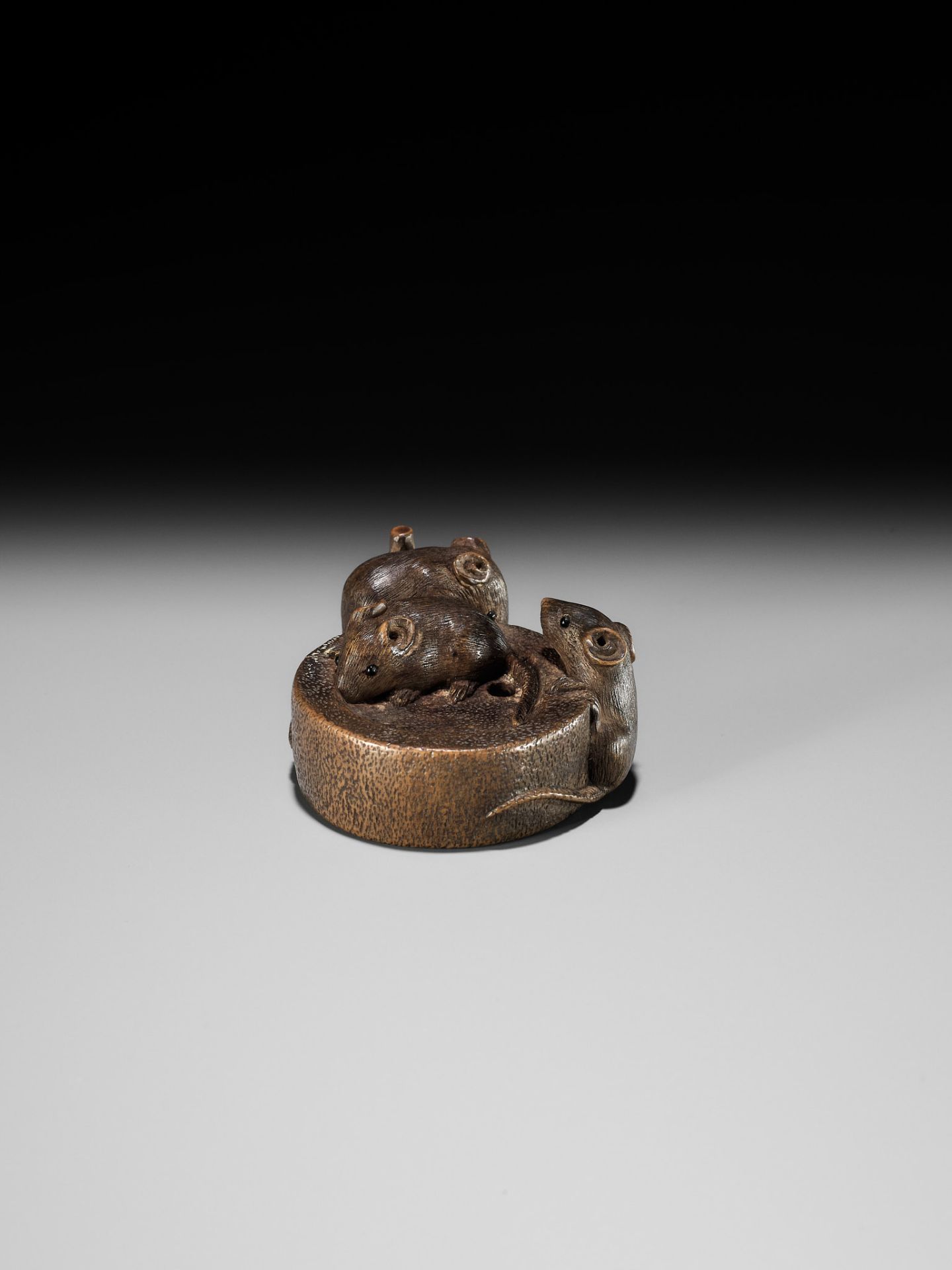 SHUZAN: A WOOD NETSUKE OF RATS ON A CHAUSU TEA MILL - Bild 8 aus 11