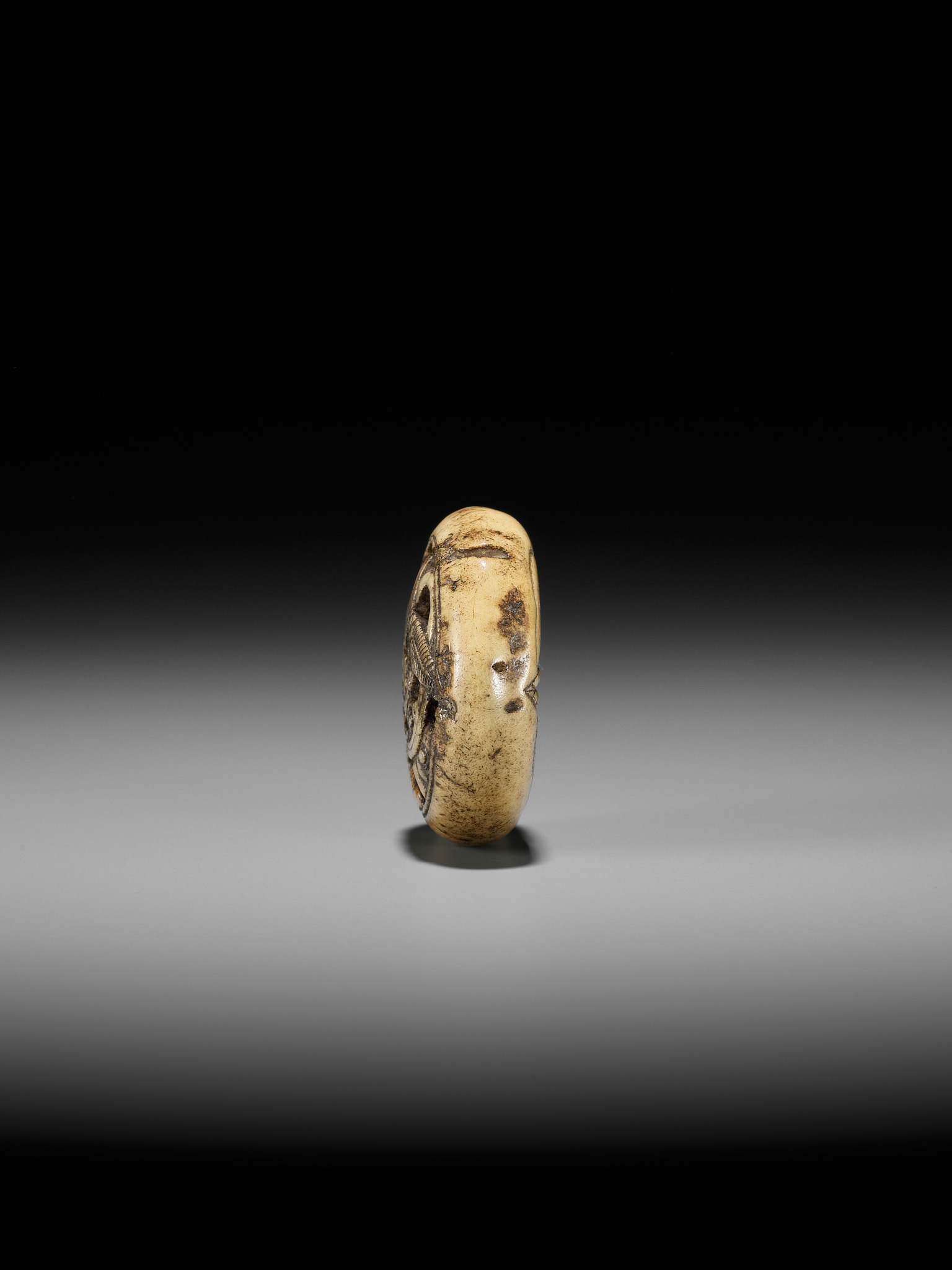 AN ANTLER RYUSA MANJU NETSUKE OF A RAIN DRAGON - Image 6 of 9