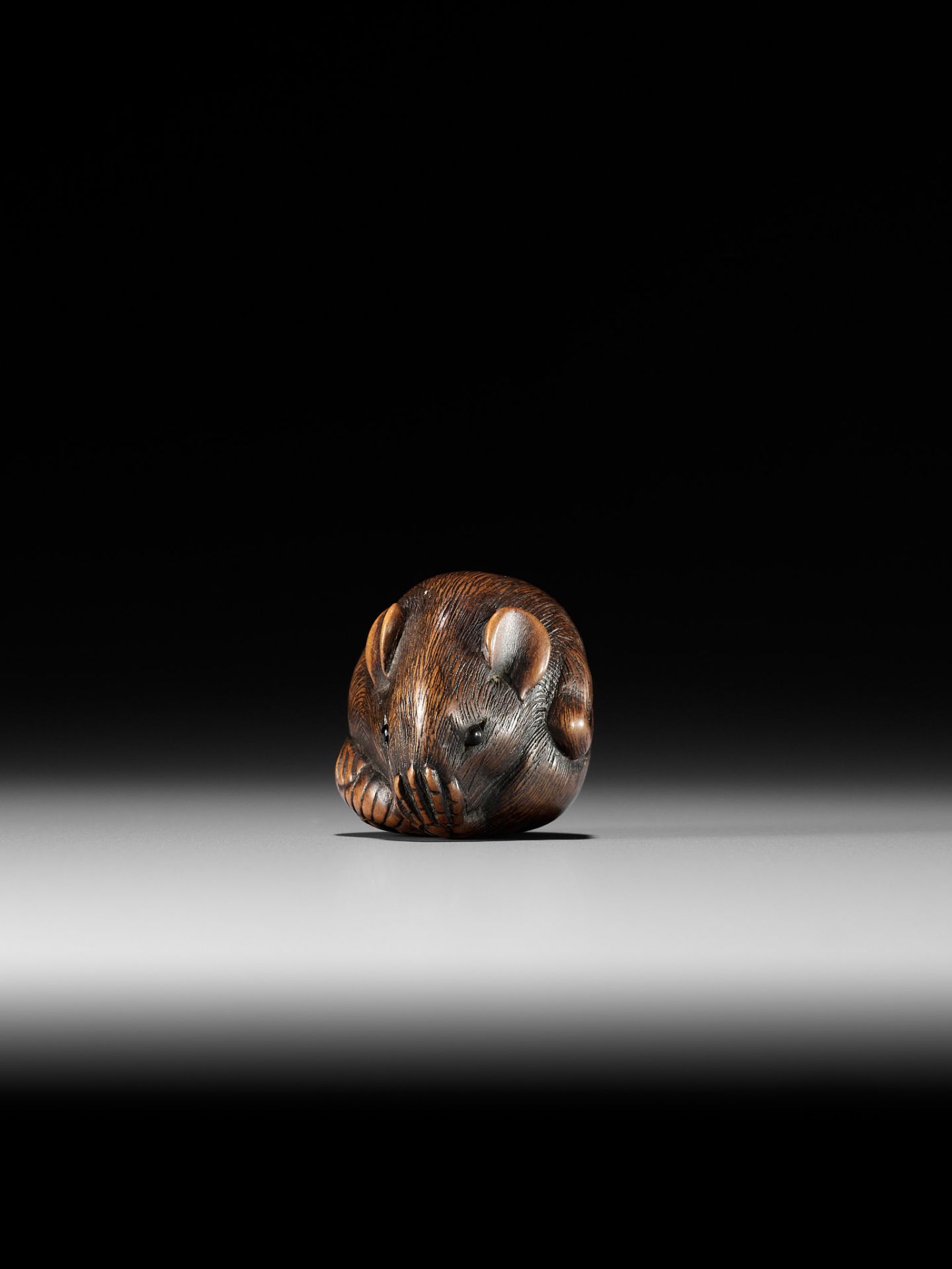 A FINE WOOD NETSUKE OF A COILED RAT - Bild 3 aus 9