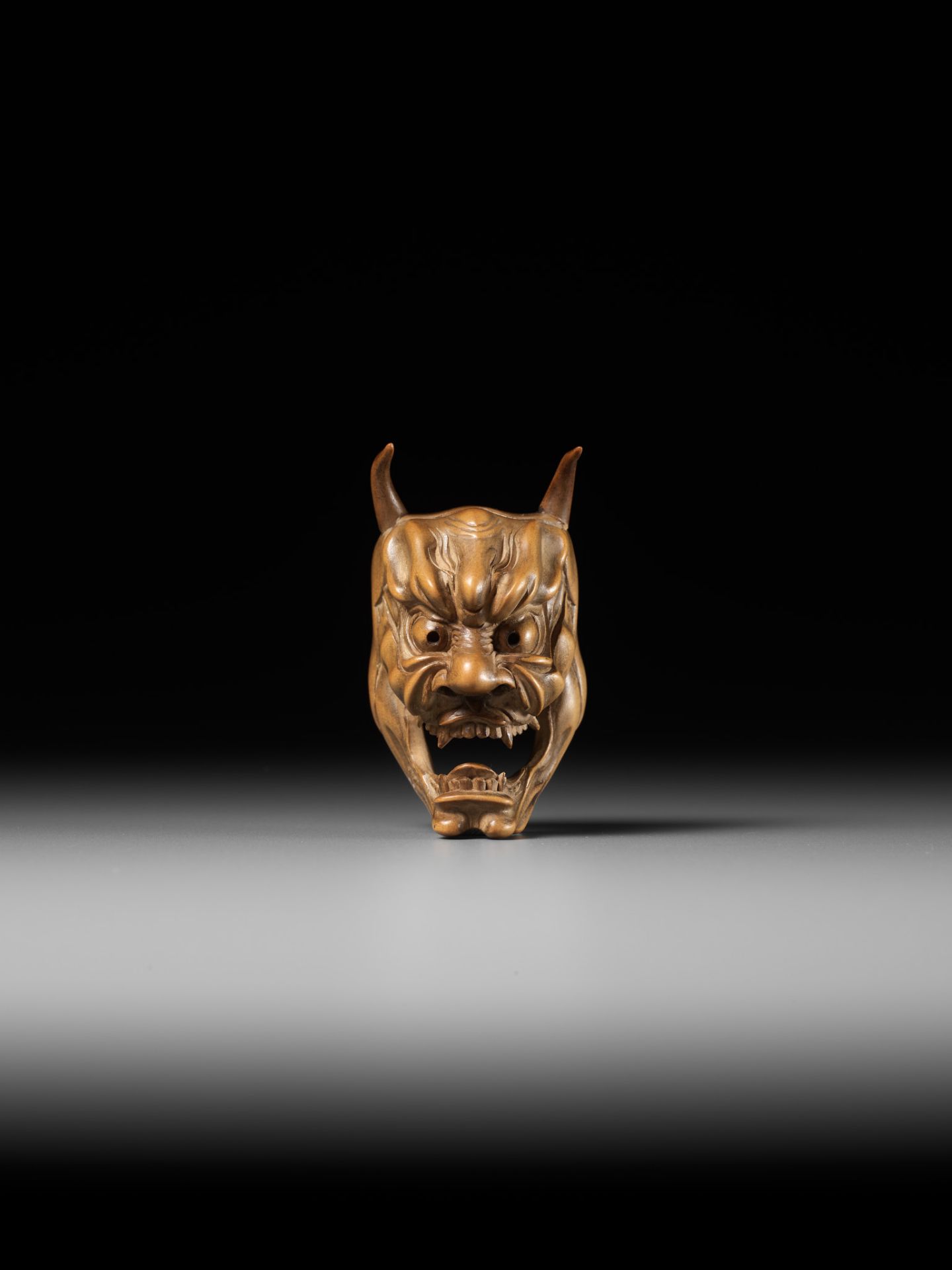 KOKEISAI SANSHO: A SUPERB PALE BOXWOOD MASK NETSUKE OF HANNYA - Bild 4 aus 14