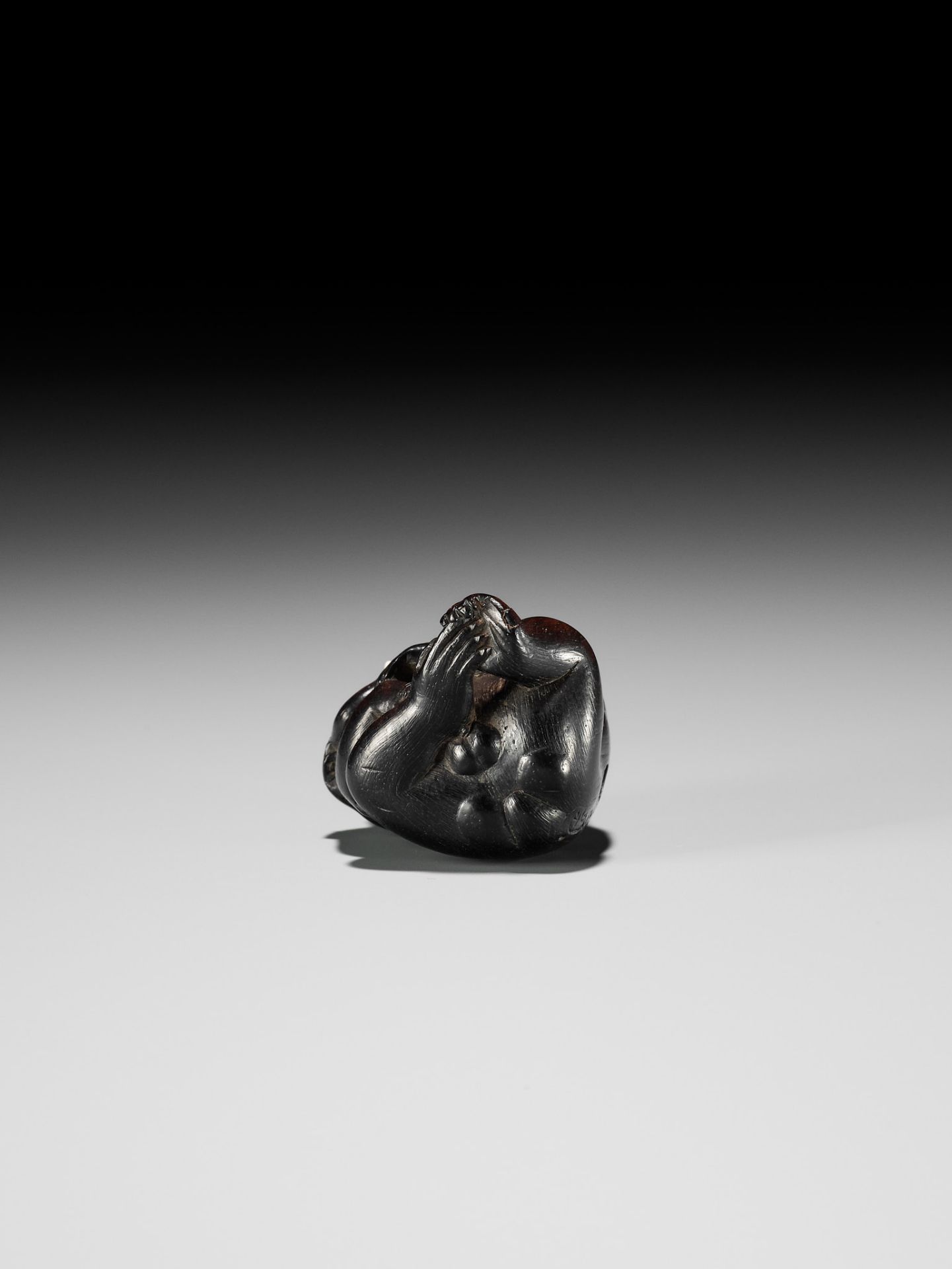 HIDECHIKA: A CHARMING INLAID WOOD NETSUKE OF A MONKEY FEEDING YOUNG - Bild 9 aus 10