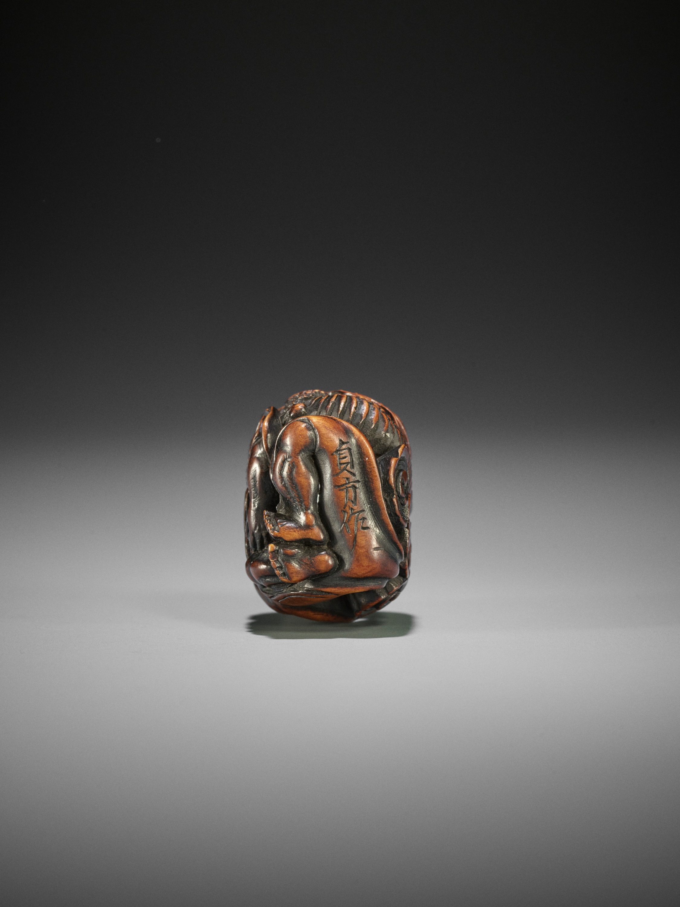 SADAKATA: A SUPERB WOOD NETSUKE OF RAKAN HANDAKA SONJA WITH DRAGON - Image 13 of 15