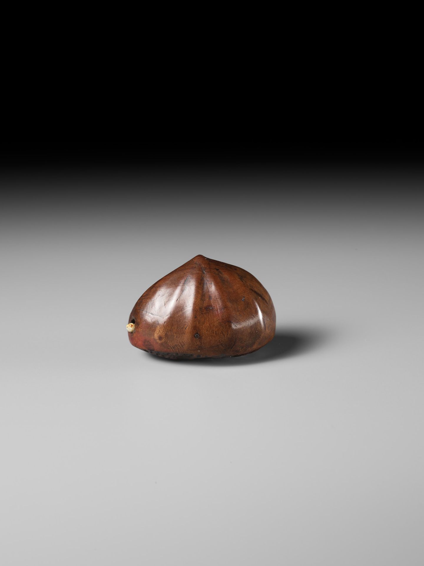 MINKO: A WOOD NETSUKE OF A CHESTNUT WITH A MOVEABLE MAGGOT - Bild 2 aus 10