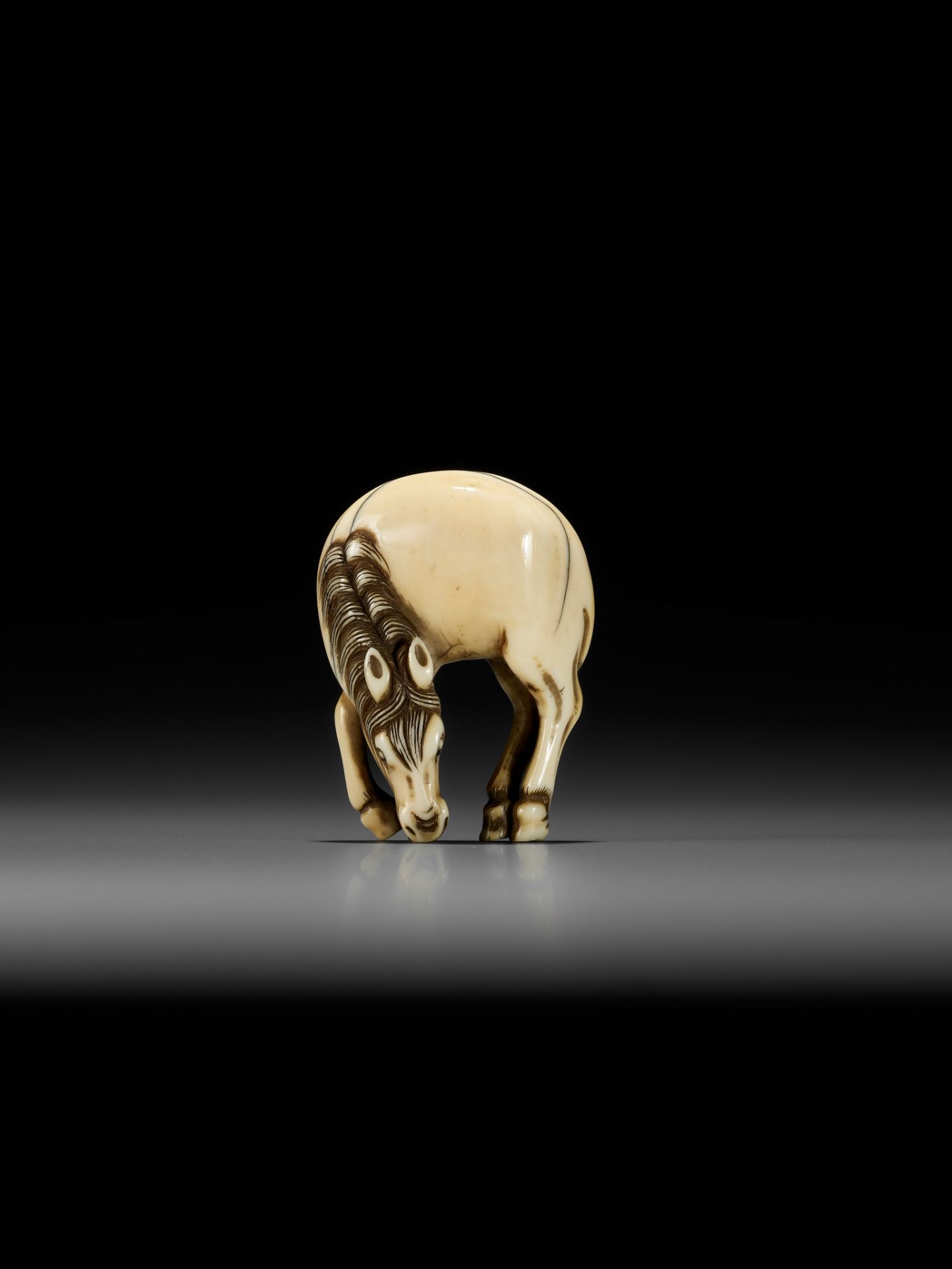 A FINE IVORY NETSUKE OF A GRAZING HORSE - Bild 6 aus 13