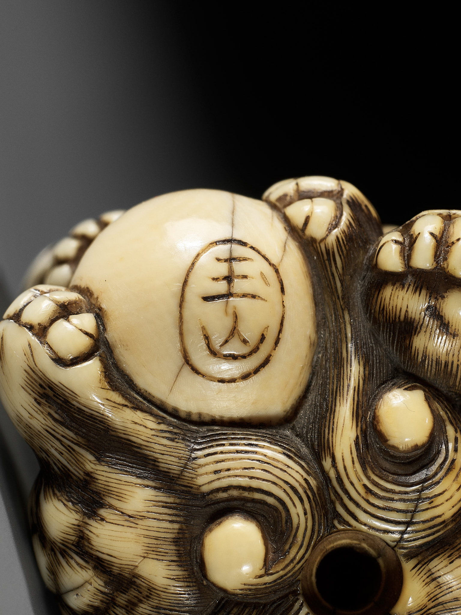 GYOKUZAN: AN IVORY NETSUKE OF A SHISHI - Bild 12 aus 13