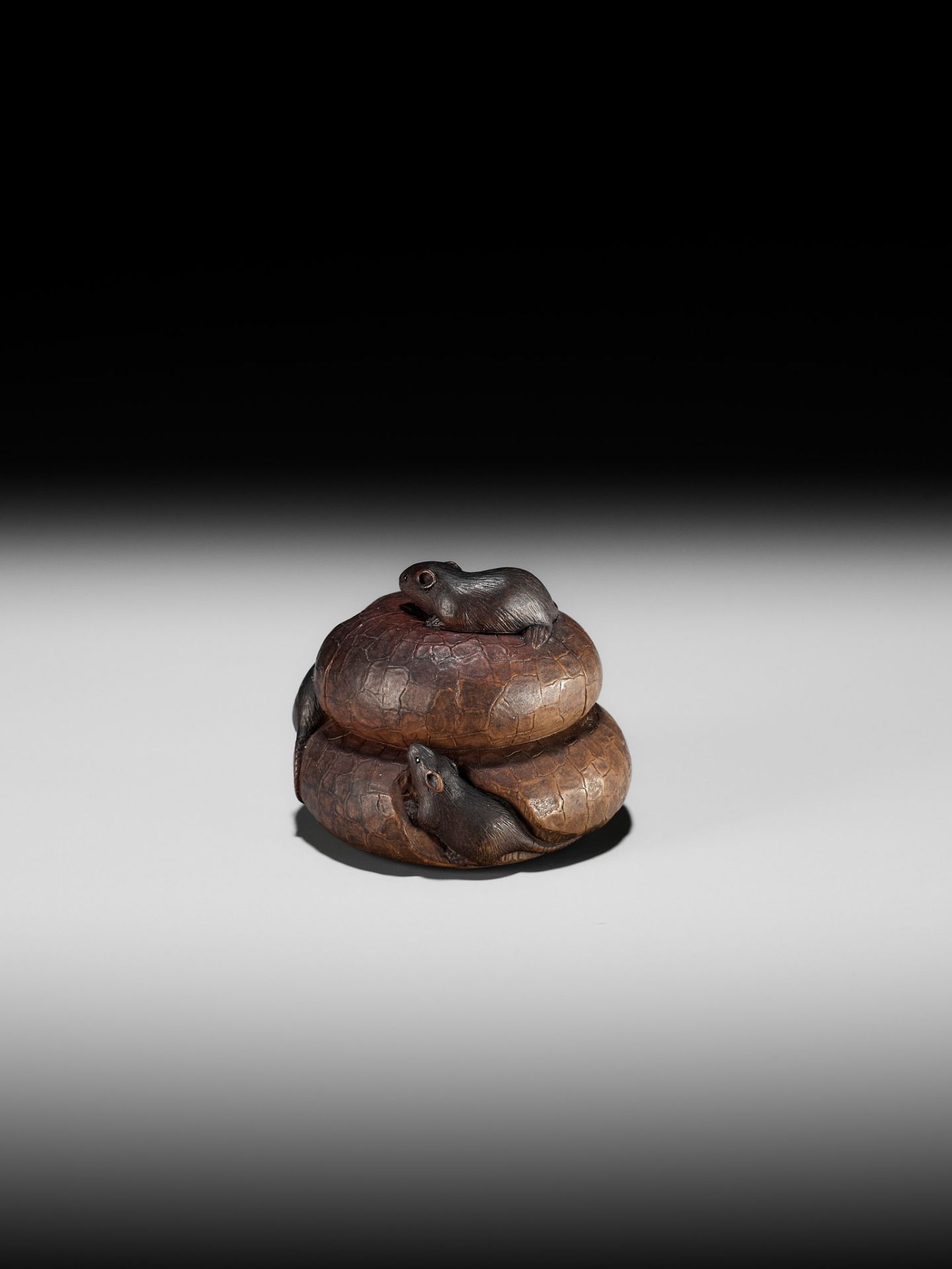 TADASHIGE: A FINE WOOD NETSUKE OF THREE RATS NIBBLING ON KAGAMI MOCHI - Bild 6 aus 12