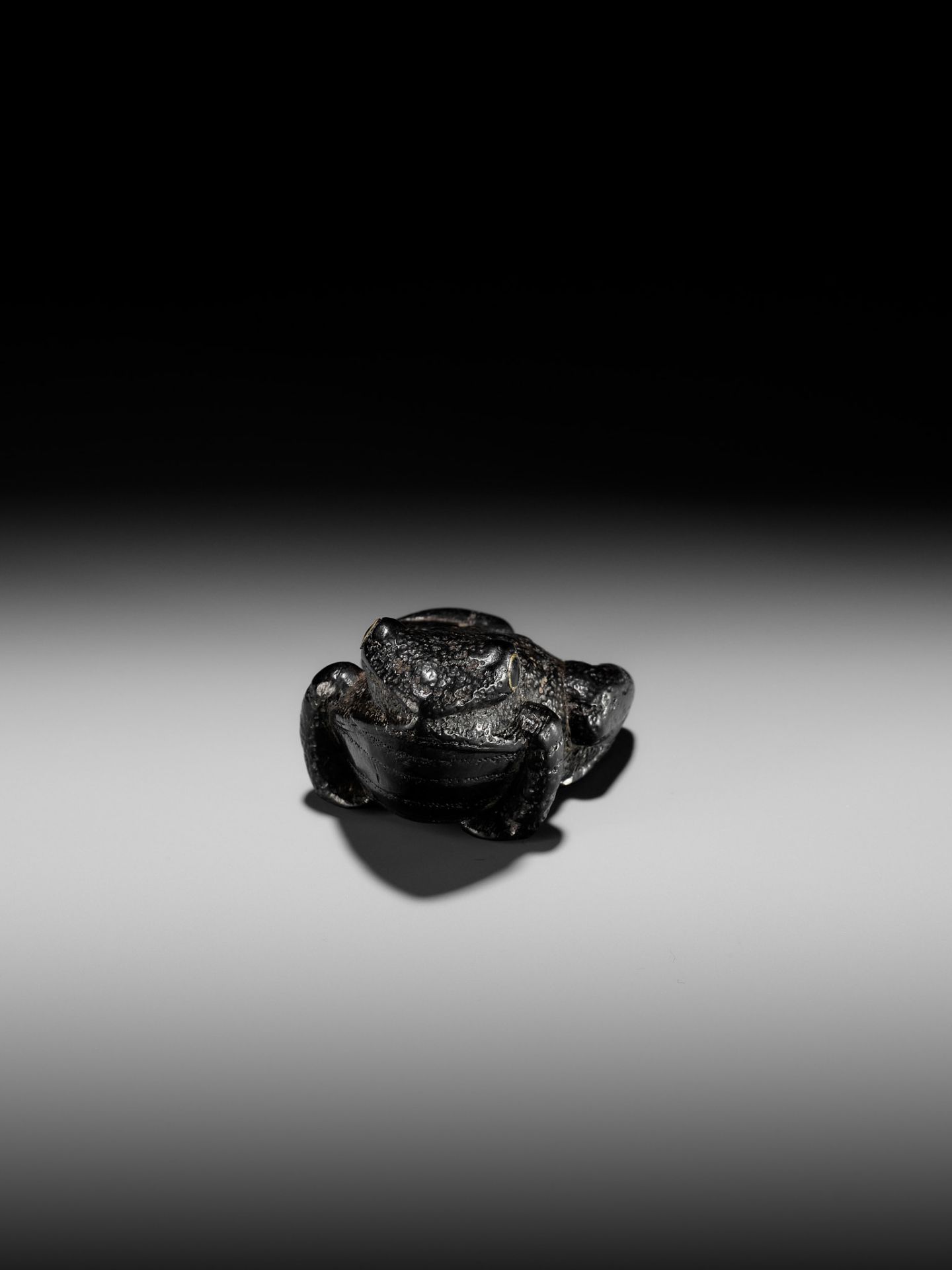 AN OLD AND RUSTIC EBONY WOOD NETSUKE OF A TOAD - Image 7 of 9