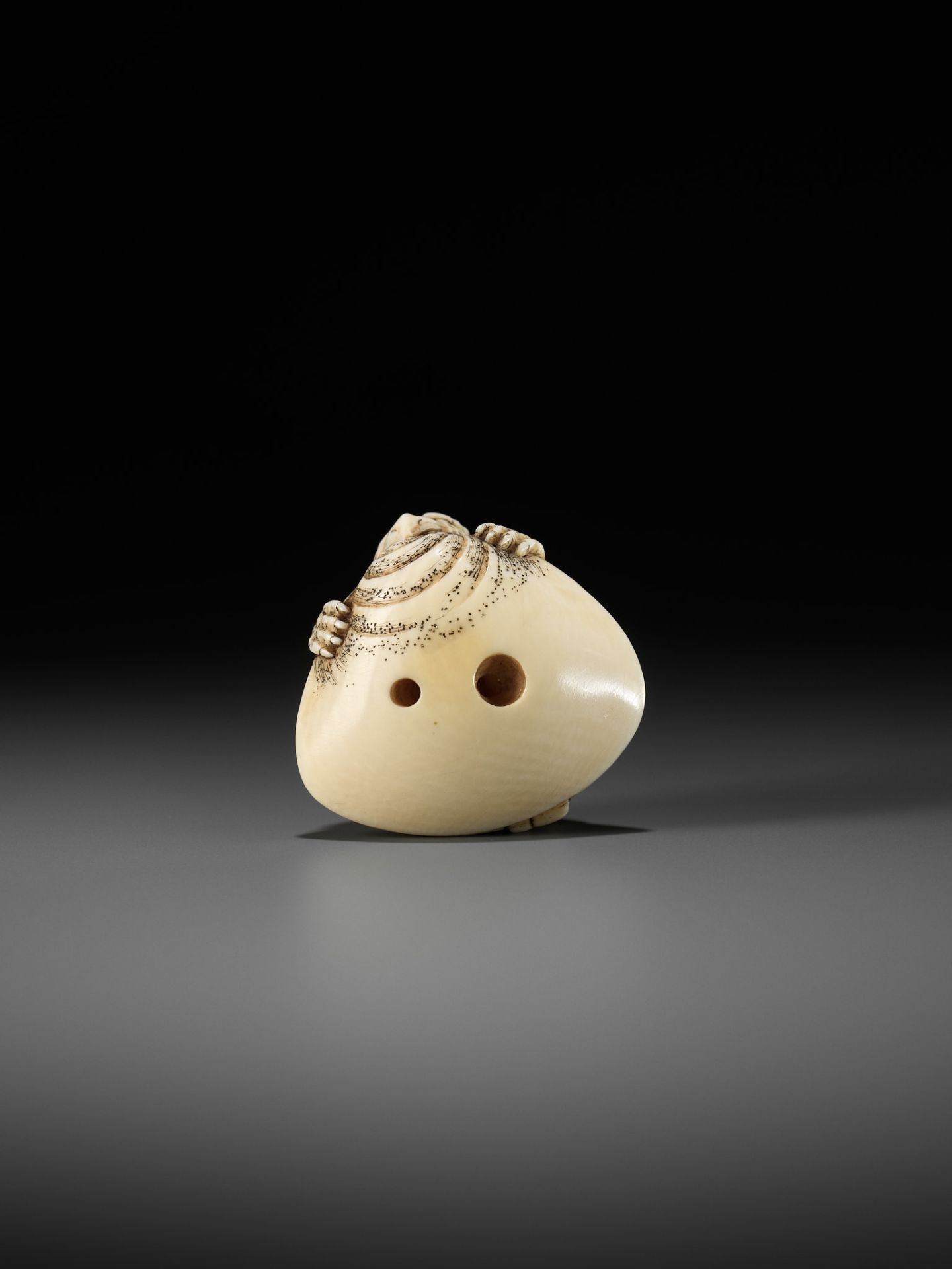 AN IVORY NETSUKE OF A KAPPA TRAPPED BY A HAMAGURI CLAM - Bild 2 aus 11