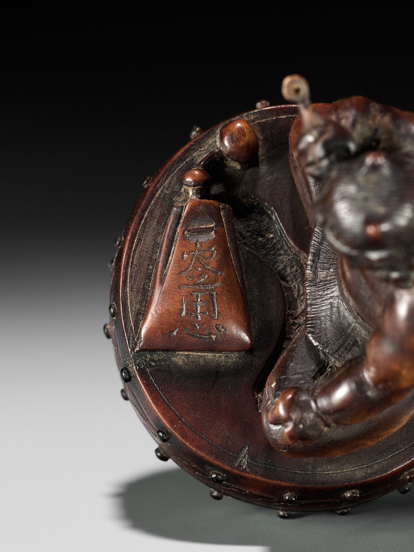 GYOKKOSAI: A HUMOROUS WOOD NETSUKE OF RAIJIN TAKING A SMOKE BREAK - Image 12 of 12