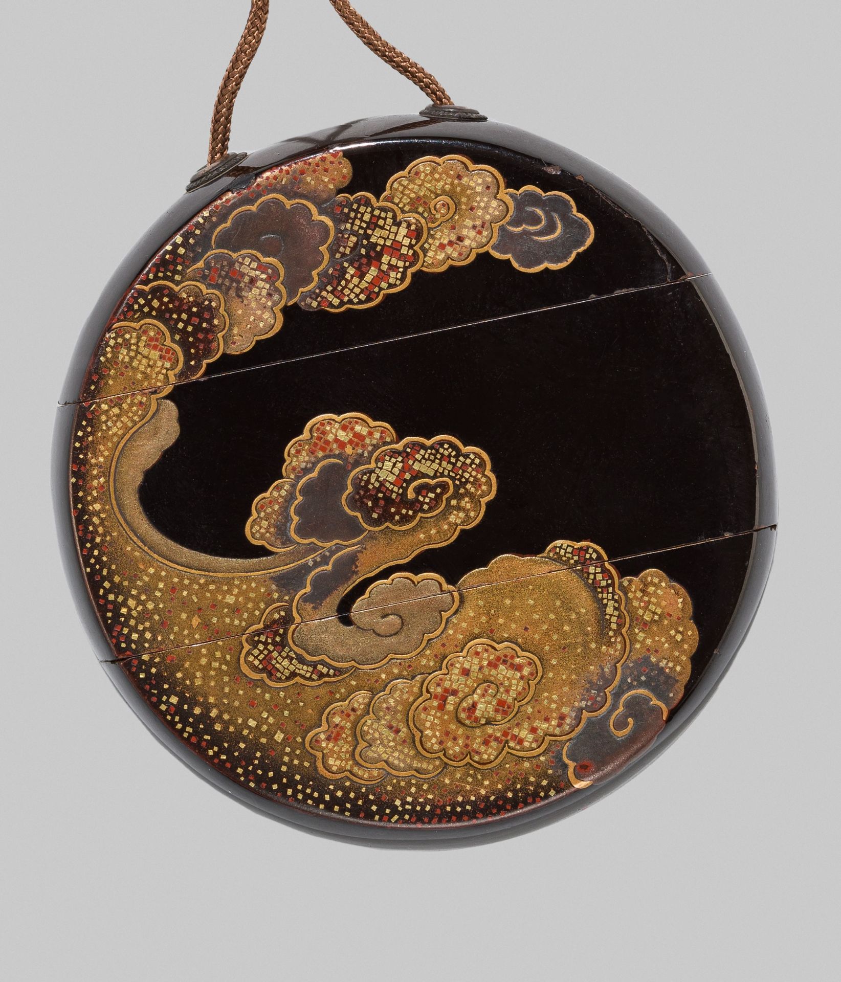 AN UNUSUAL BLACK LACQUER TWO-CASE INRO WITH A WRITHING DRAGON - Bild 3 aus 8