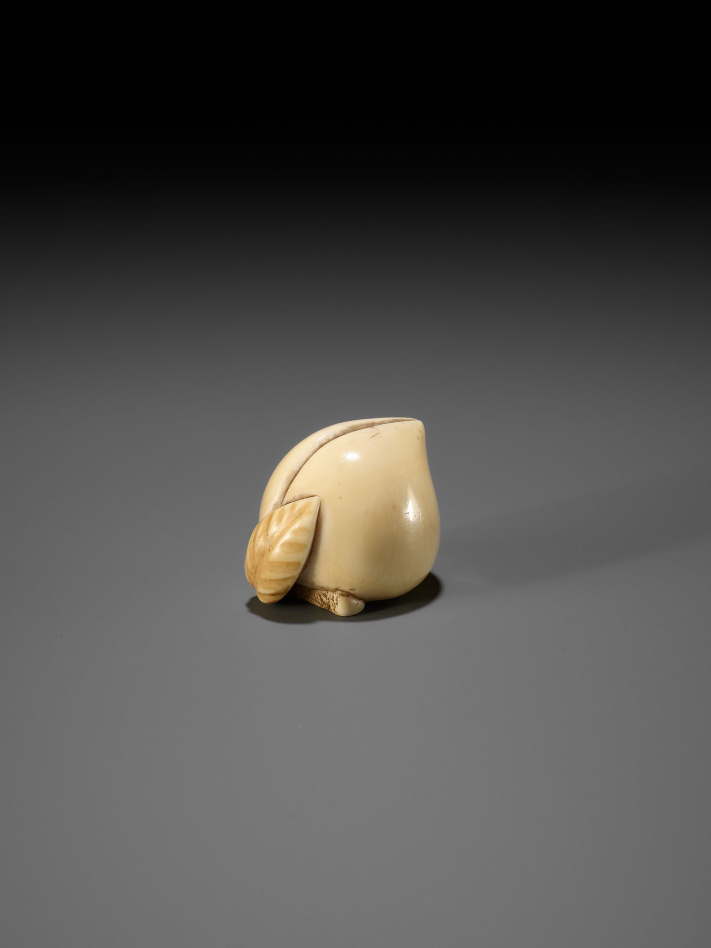 RANICHI: AN IVORY NETSUKE OF A PEACH - Bild 9 aus 12