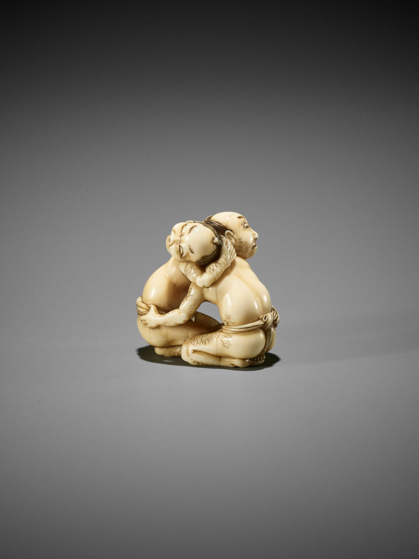 DORAKU: A SUPERB IVORY NETSUKE OF TWO WRESTLING DRUNKS - Bild 17 aus 23