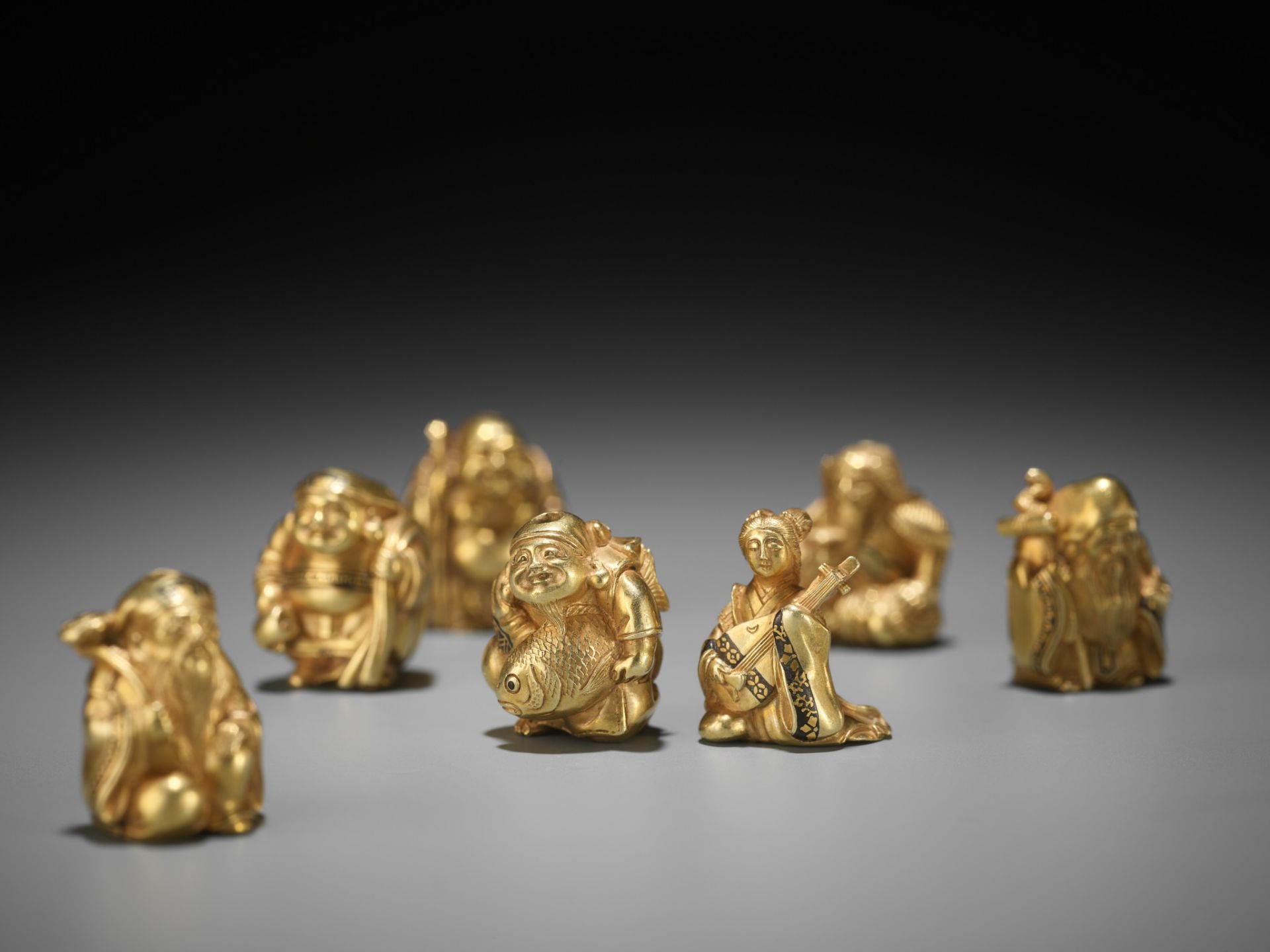 TAKACHIKA: A VERY RARE SOLID GOLD OJIME SET OF THE SEVEN LUCKY GODS (SHICHIFUKUJIN) - Bild 53 aus 61