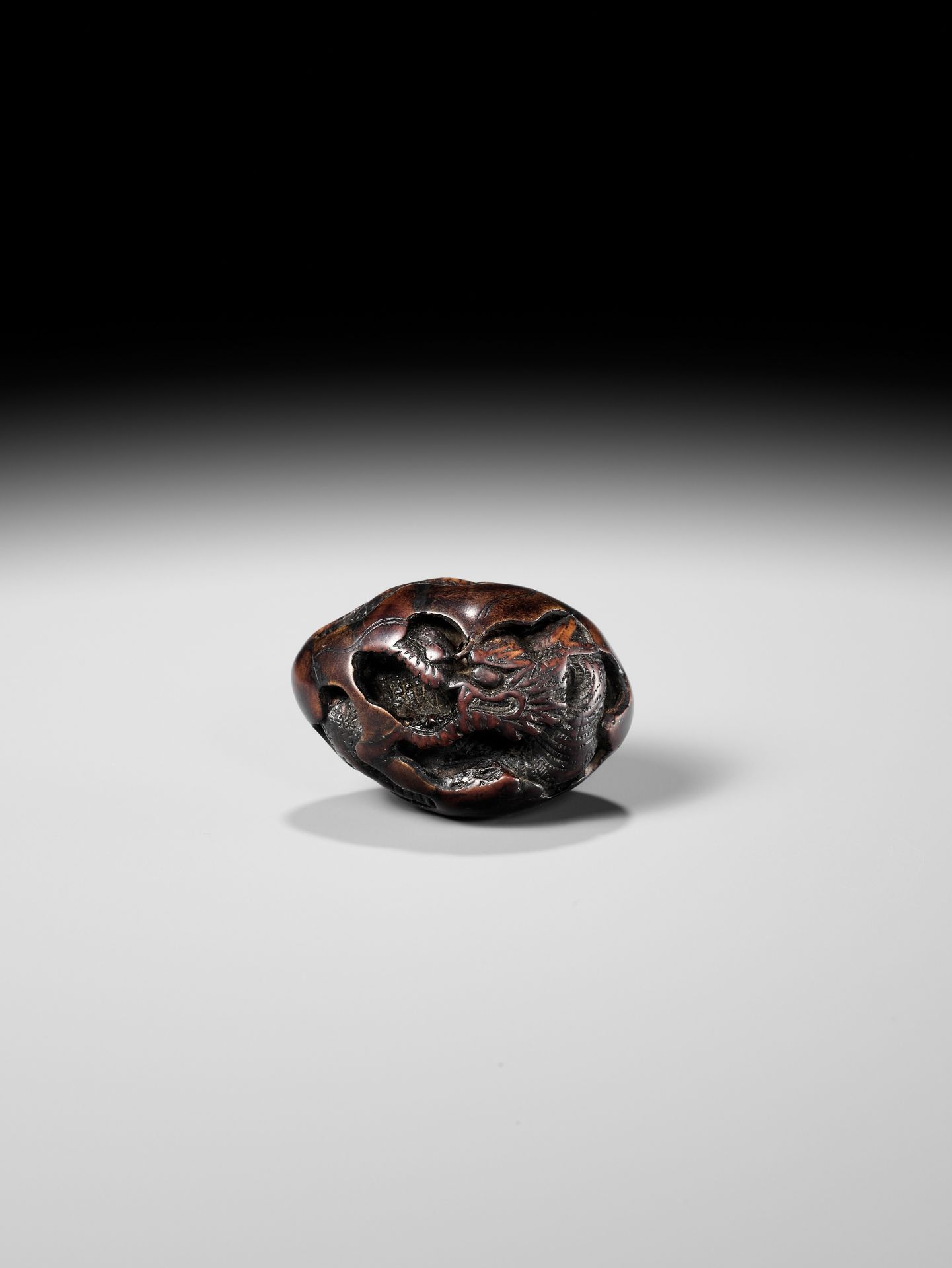 NAITO TOYOMASA: A FINE WOOD NETSUKE OF A DRAGON EMERGING FROM AN EGG - Bild 2 aus 15