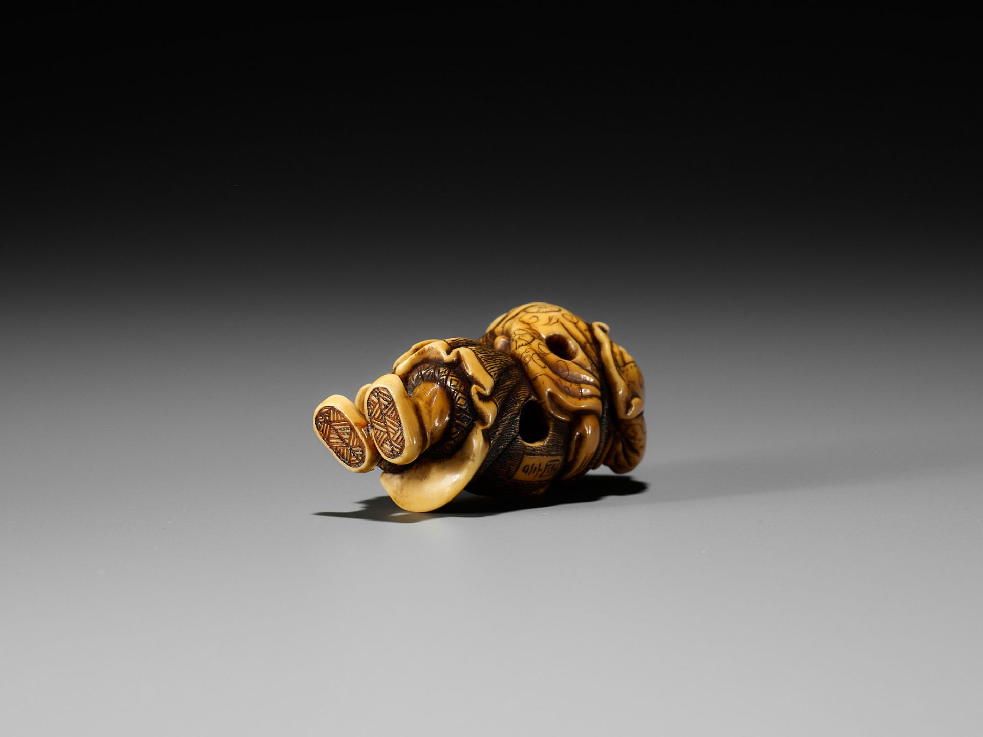 OKAKOTO: A FINE IVORY NETSUKE OF A DUTCHMAN WITH CHILD - Image 12 of 14