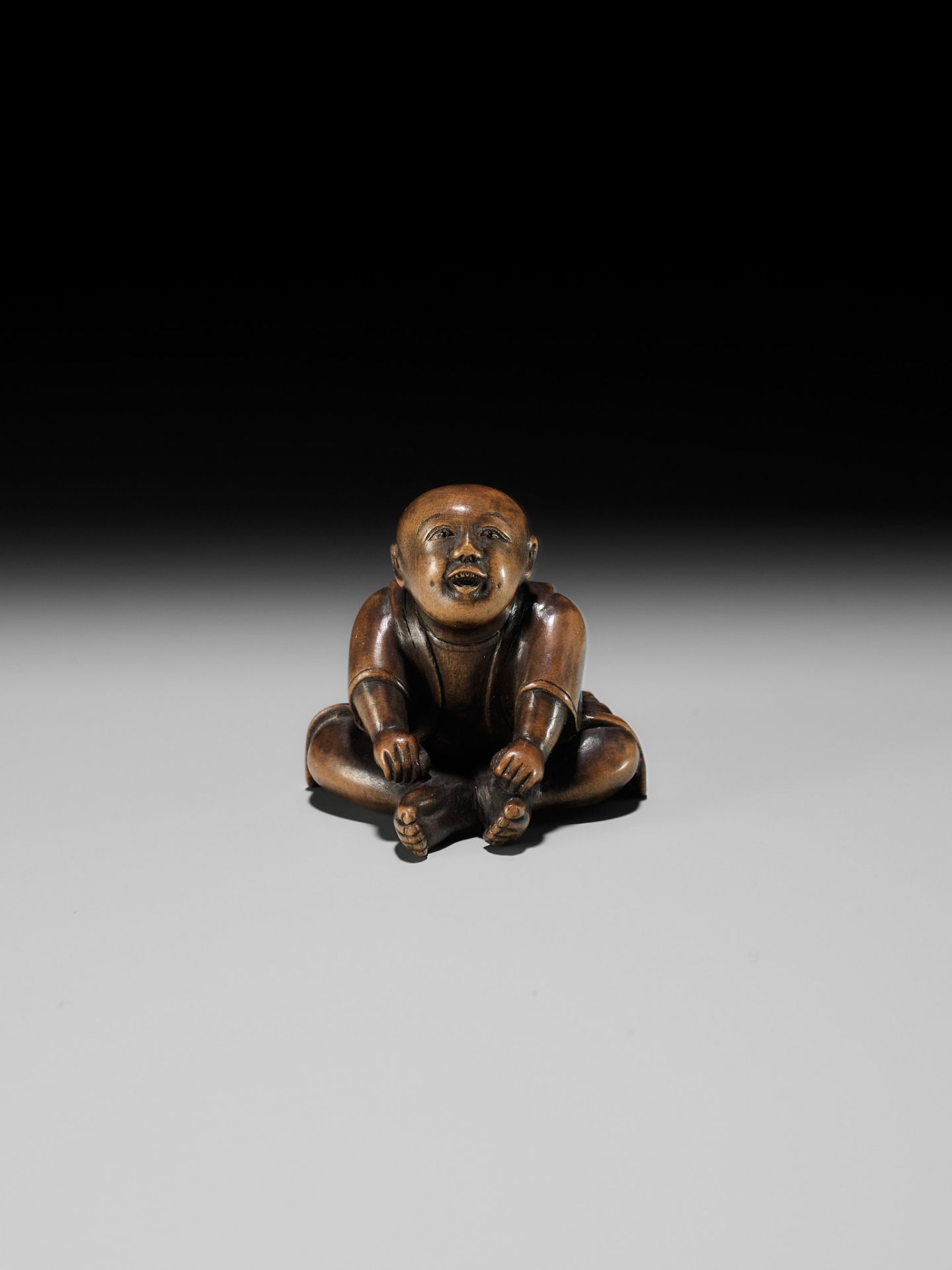 A CHARMING EDO SCHOOL WOOD NETSUKE OF A SEATED BOY - Image 2 of 9