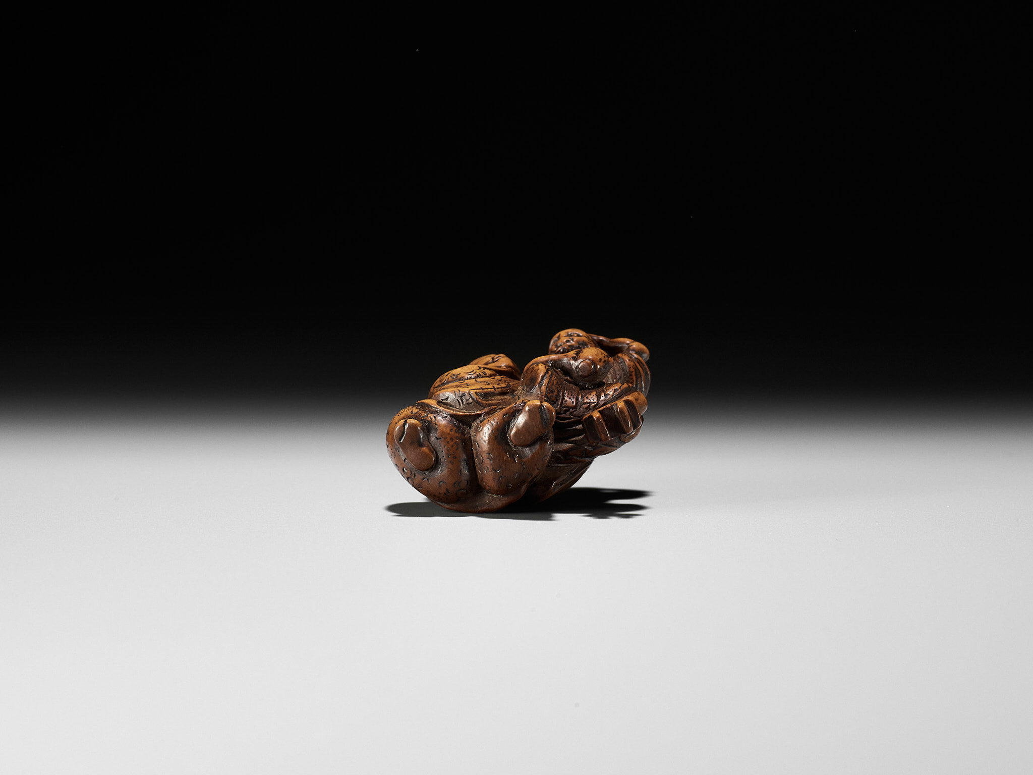 KASHUN: A WOOD NETSUKE OF TAIRA NO TADAMORI CAPTURING THE OIL THIEF - Image 9 of 10