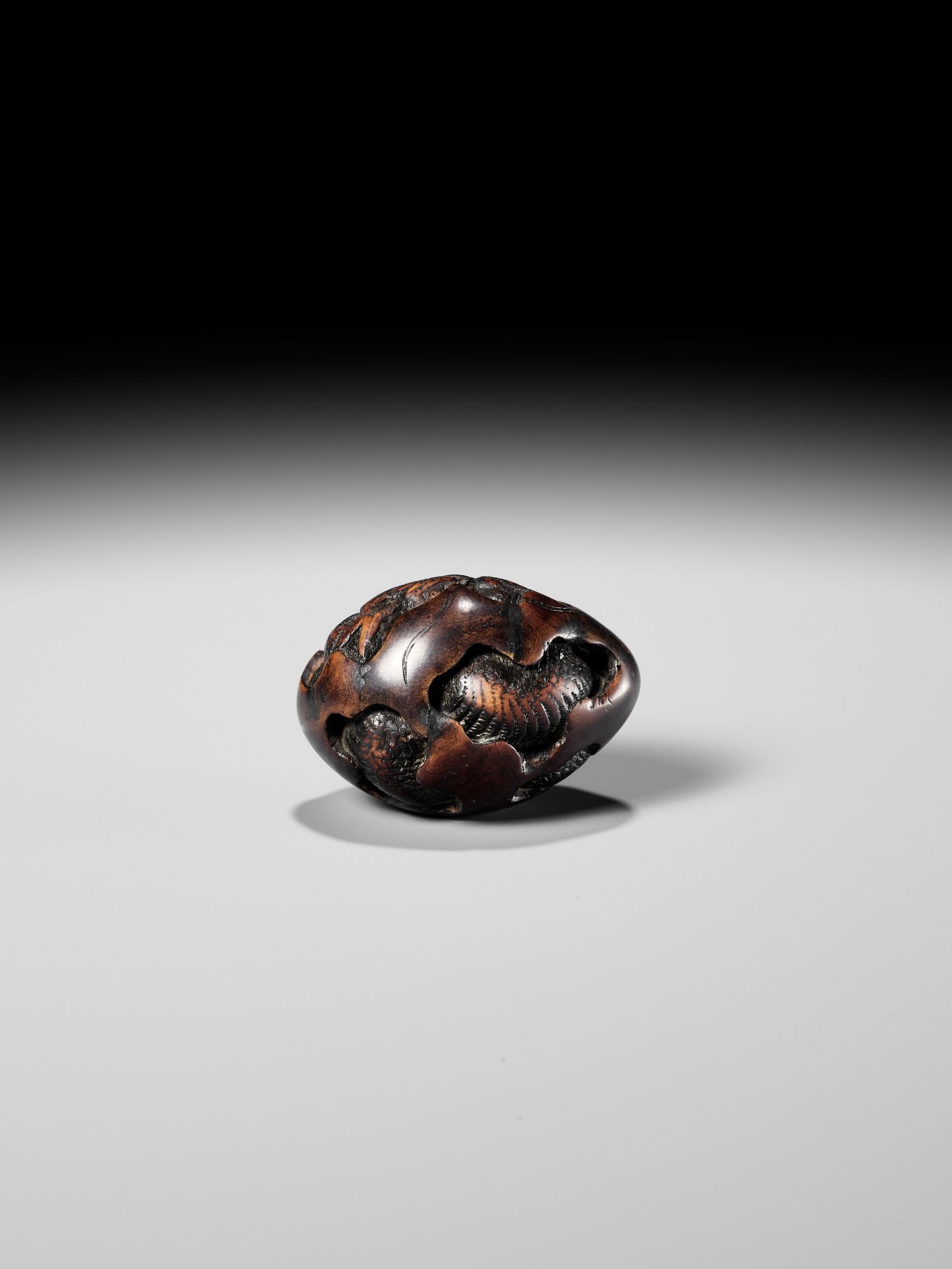 NAITO TOYOMASA: A FINE WOOD NETSUKE OF A DRAGON EMERGING FROM AN EGG - Bild 13 aus 15