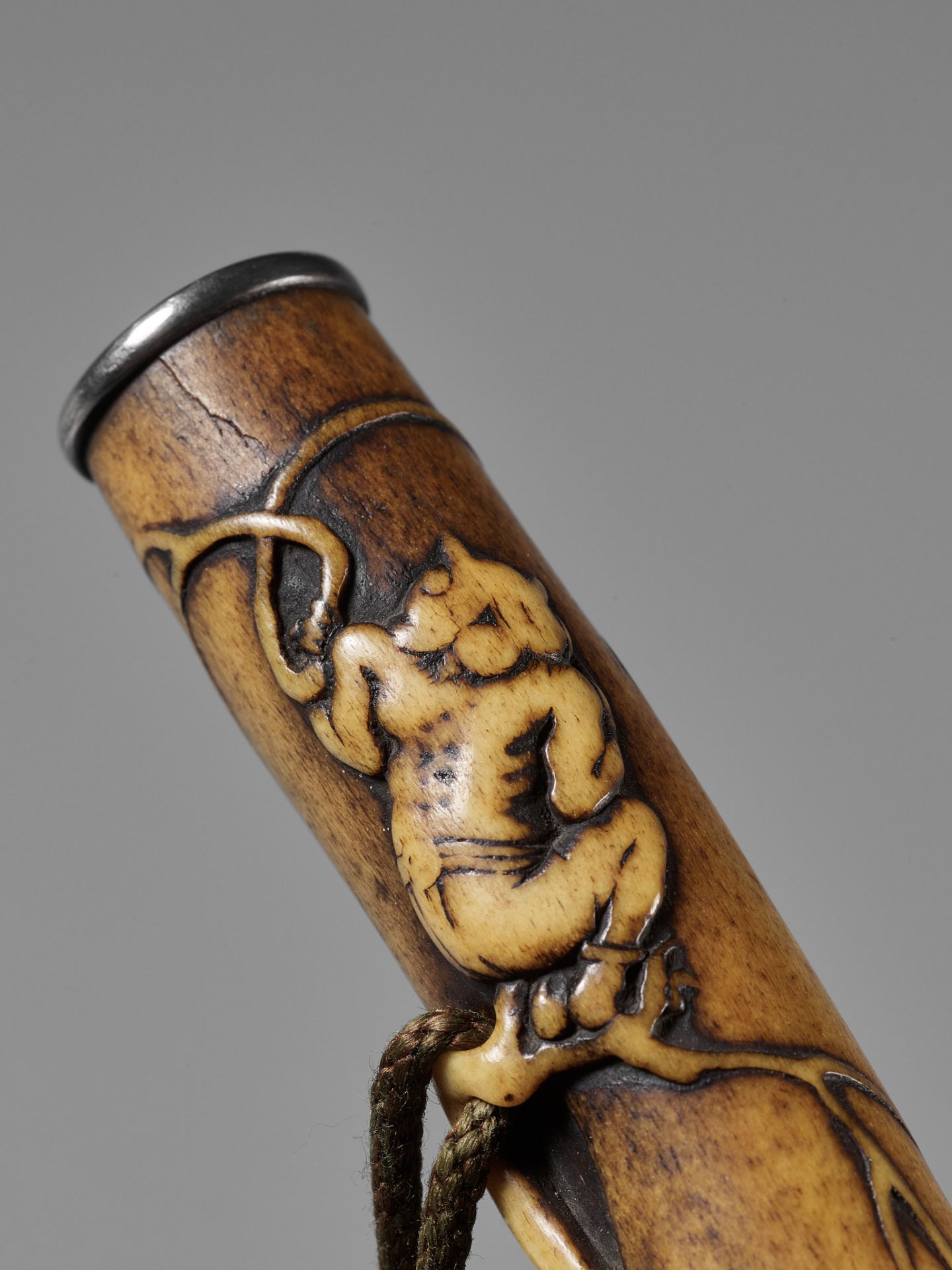 SOZAN: A FINE ANTLER KISERUZUTSU DEPICTING SHOKI AND ONI, WITH EN SUITE LEATHER POUCH - Image 6 of 11