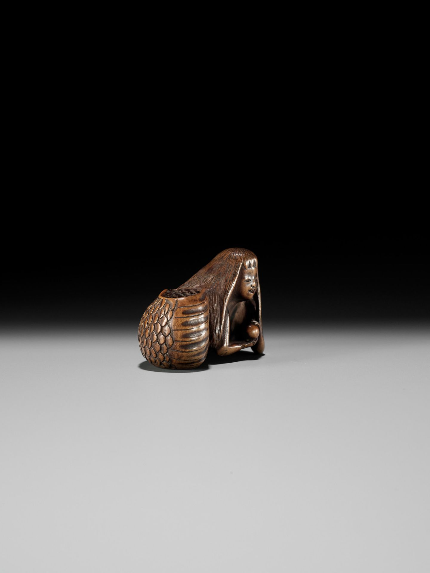 HOSAI: A FINE WOOD NETSUKE OF A NINGYO (MERMAID) CLUTCHING A PEARL - Image 8 of 12