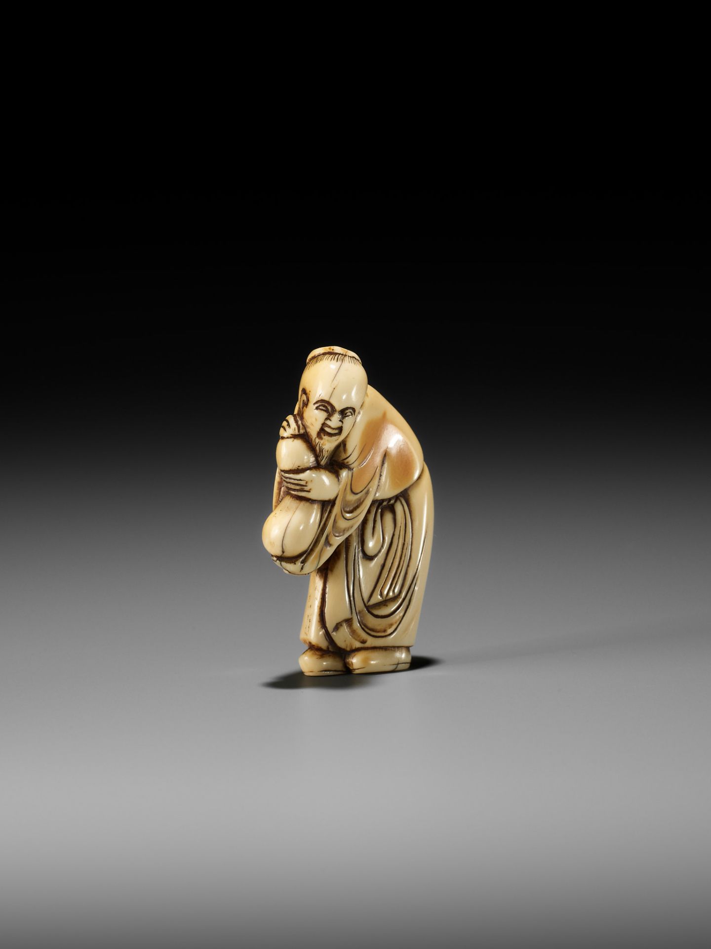 AN EARLY IVORY NETSUKE OF A CHINESE IMMORTAL WITH A GOURD - Bild 6 aus 13