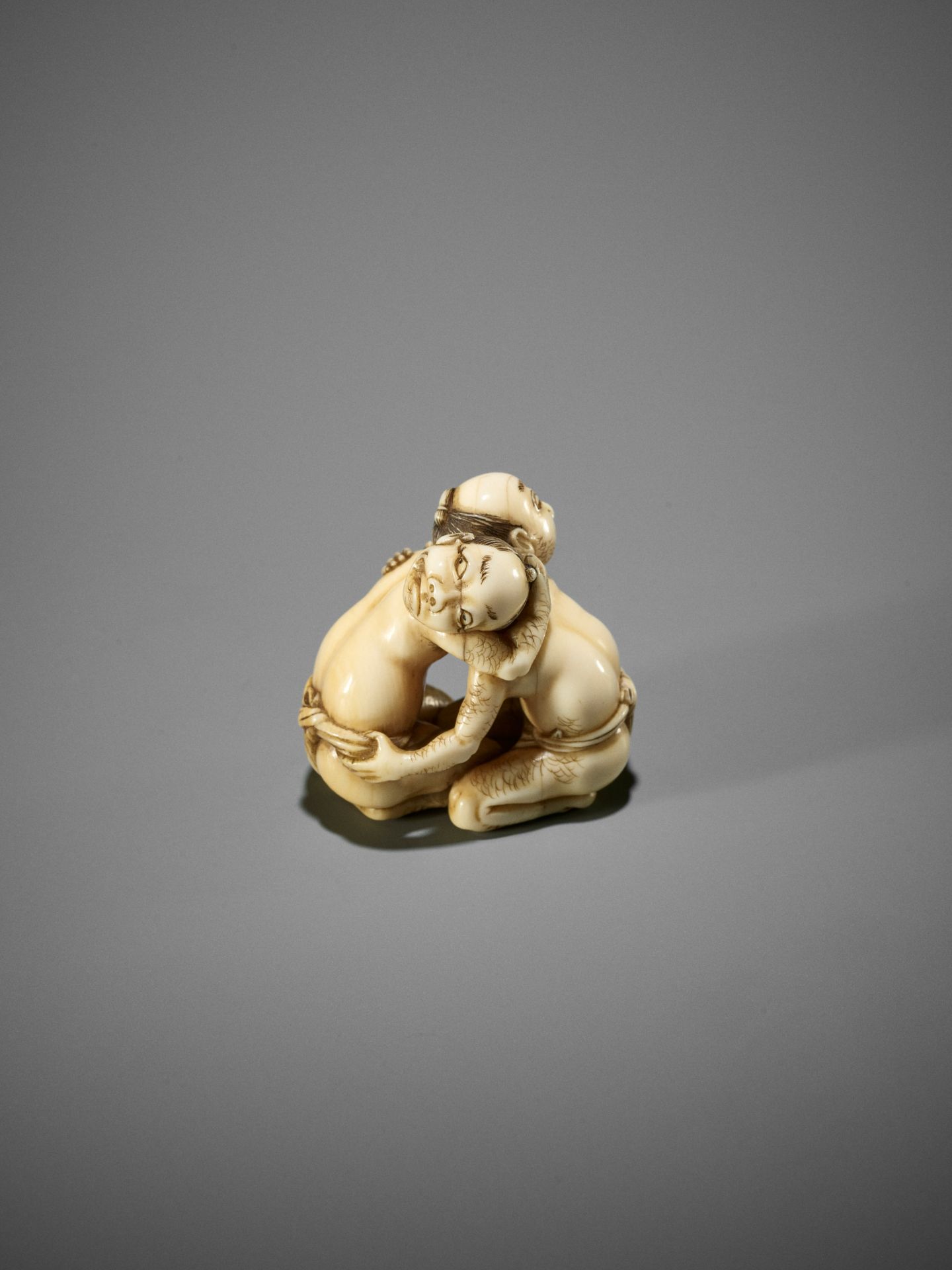 DORAKU: A SUPERB IVORY NETSUKE OF TWO WRESTLING DRUNKS - Bild 3 aus 23