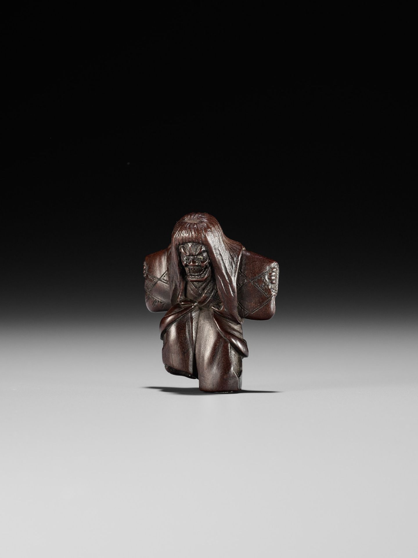 A DRAMATIC WOOD NETSUKE OF A NOH DANCER, ATTRIBUTED TO MIWA - Bild 8 aus 9