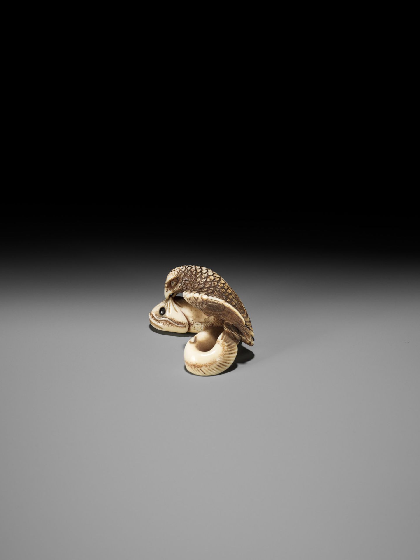 HIDEMASA: A FINE IVORY NETSUKE OF AN EAGLE AND NAMAZU - Bild 8 aus 15