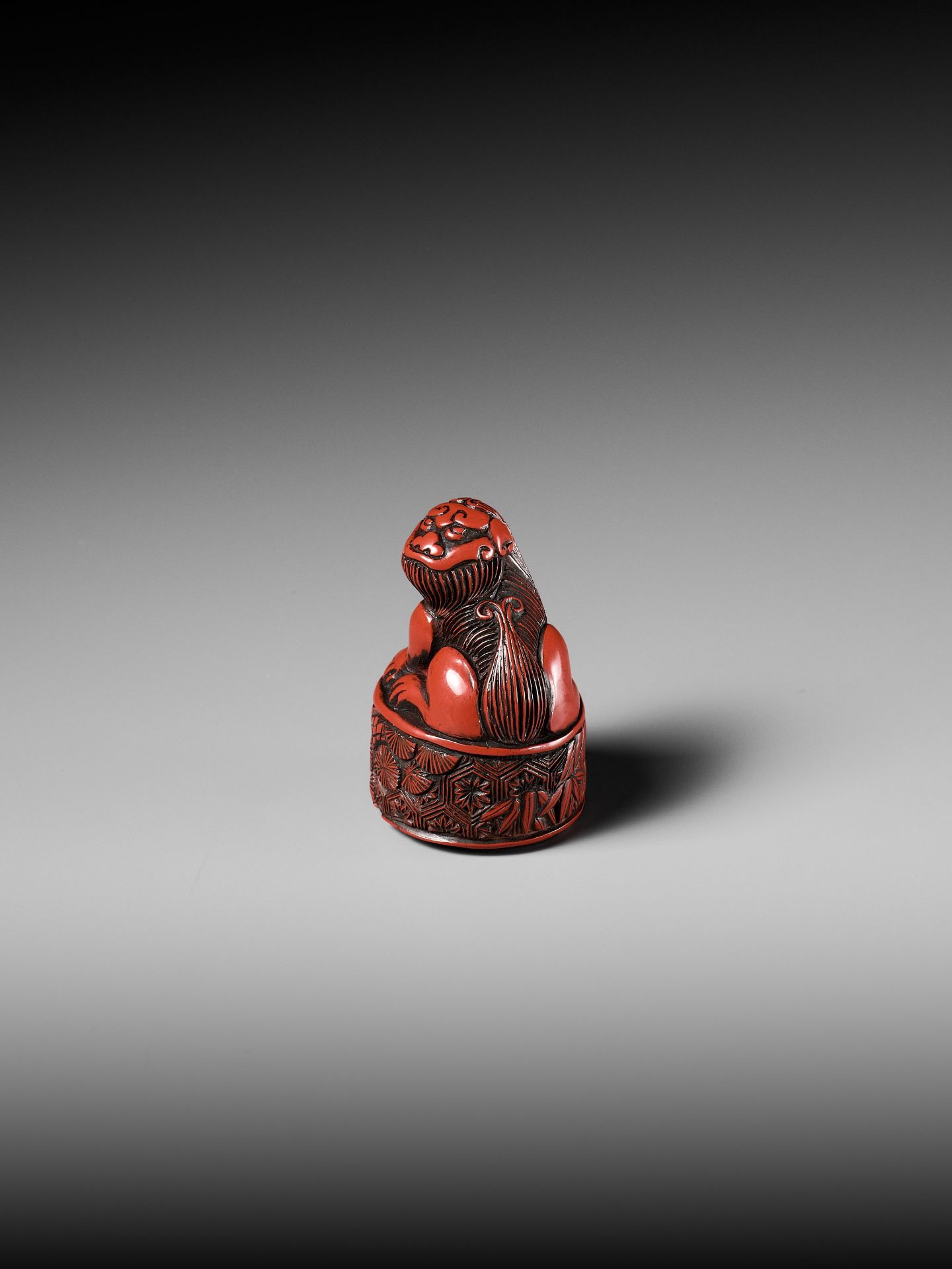 A RARE TSUISHU (CARVED RED LACQUER) INGYO (SEAL) NETSUKE OF A SHISHI - Bild 10 aus 10