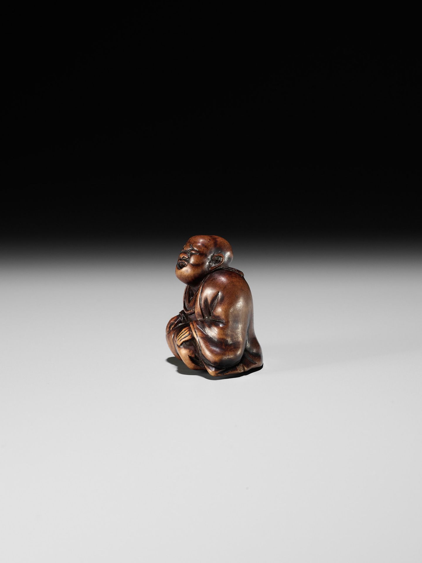 FUJI: A WOOD NETSUKE OF A RAKUGOKA, STORYTELLER - Bild 4 aus 9