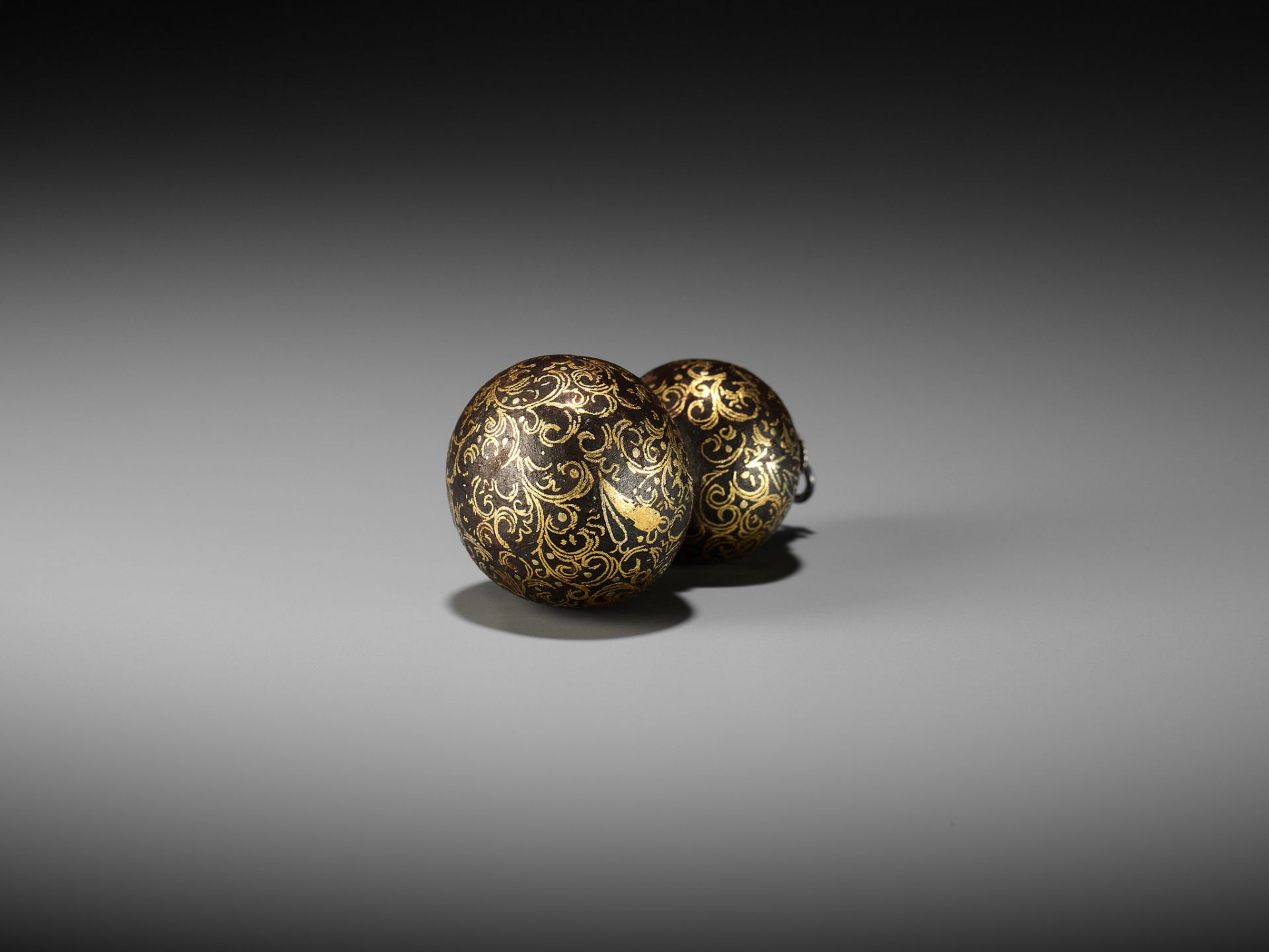 A RARE IRON GOURD-SHAPED NETSUKE WITH GOLD KIRI MON - Image 8 of 9