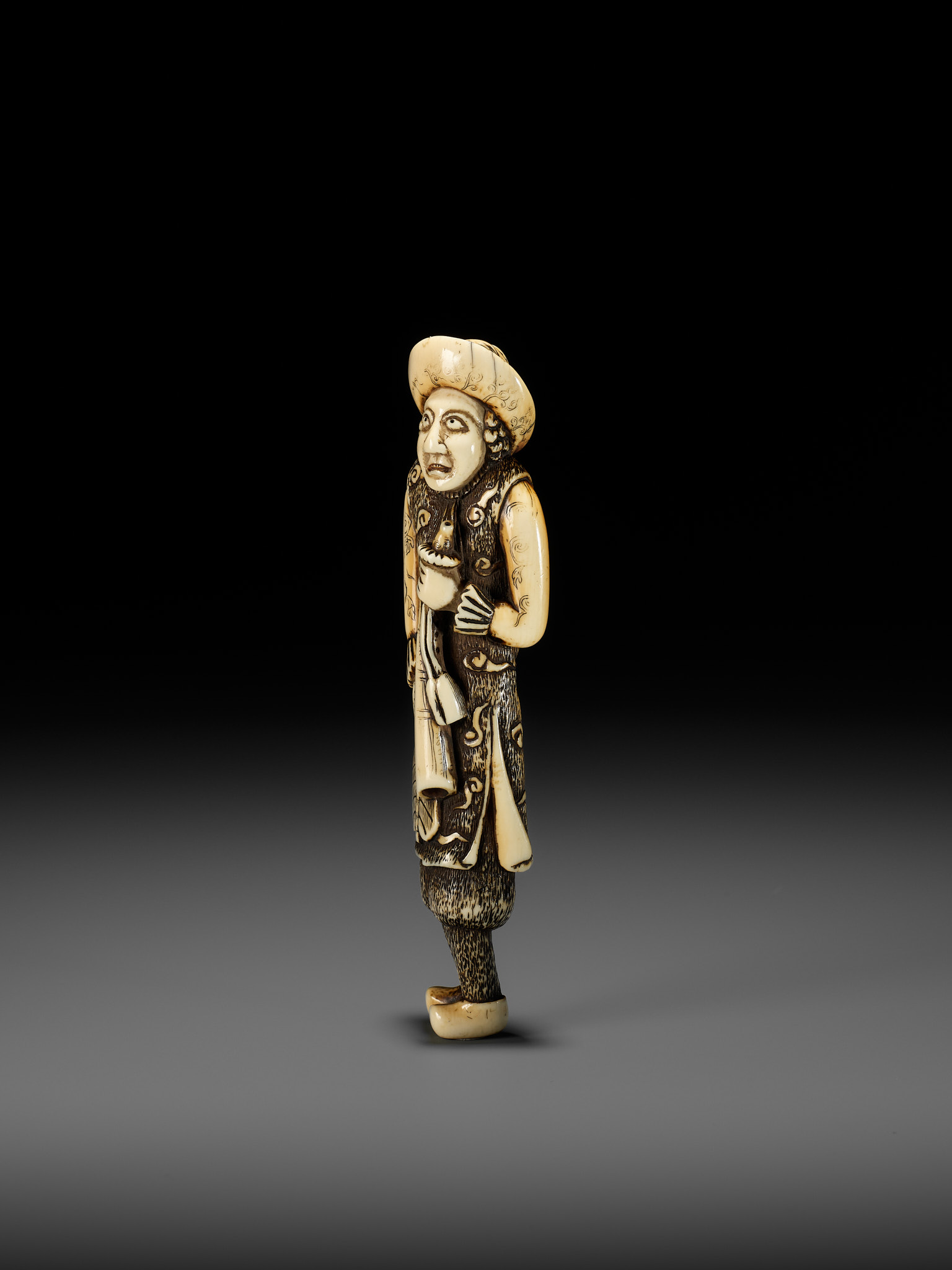 A SUPERB AND LARGE IVORY NETSUKE OF A DUTCHMAN WITH A TRUMPET - Image 10 of 21