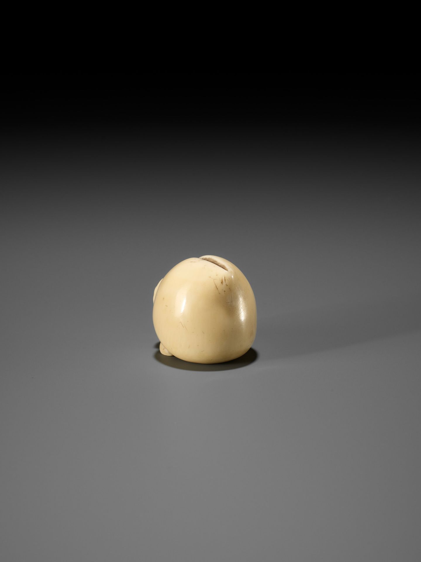 RANICHI: AN IVORY NETSUKE OF A PEACH - Bild 6 aus 12