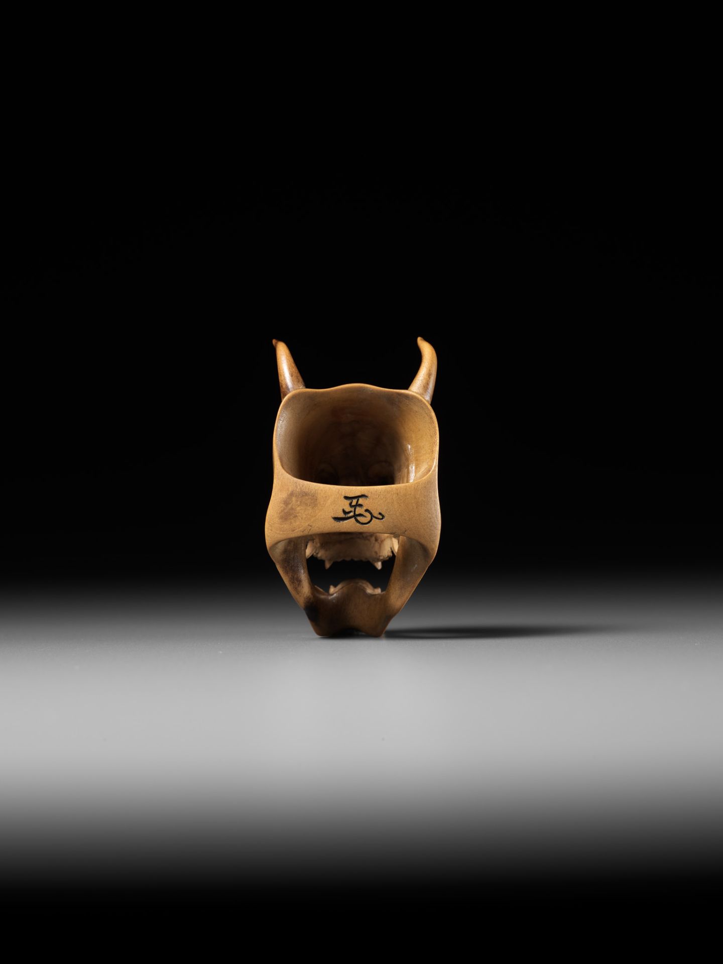 KOKEISAI SANSHO: A SUPERB PALE BOXWOOD MASK NETSUKE OF HANNYA - Bild 8 aus 14