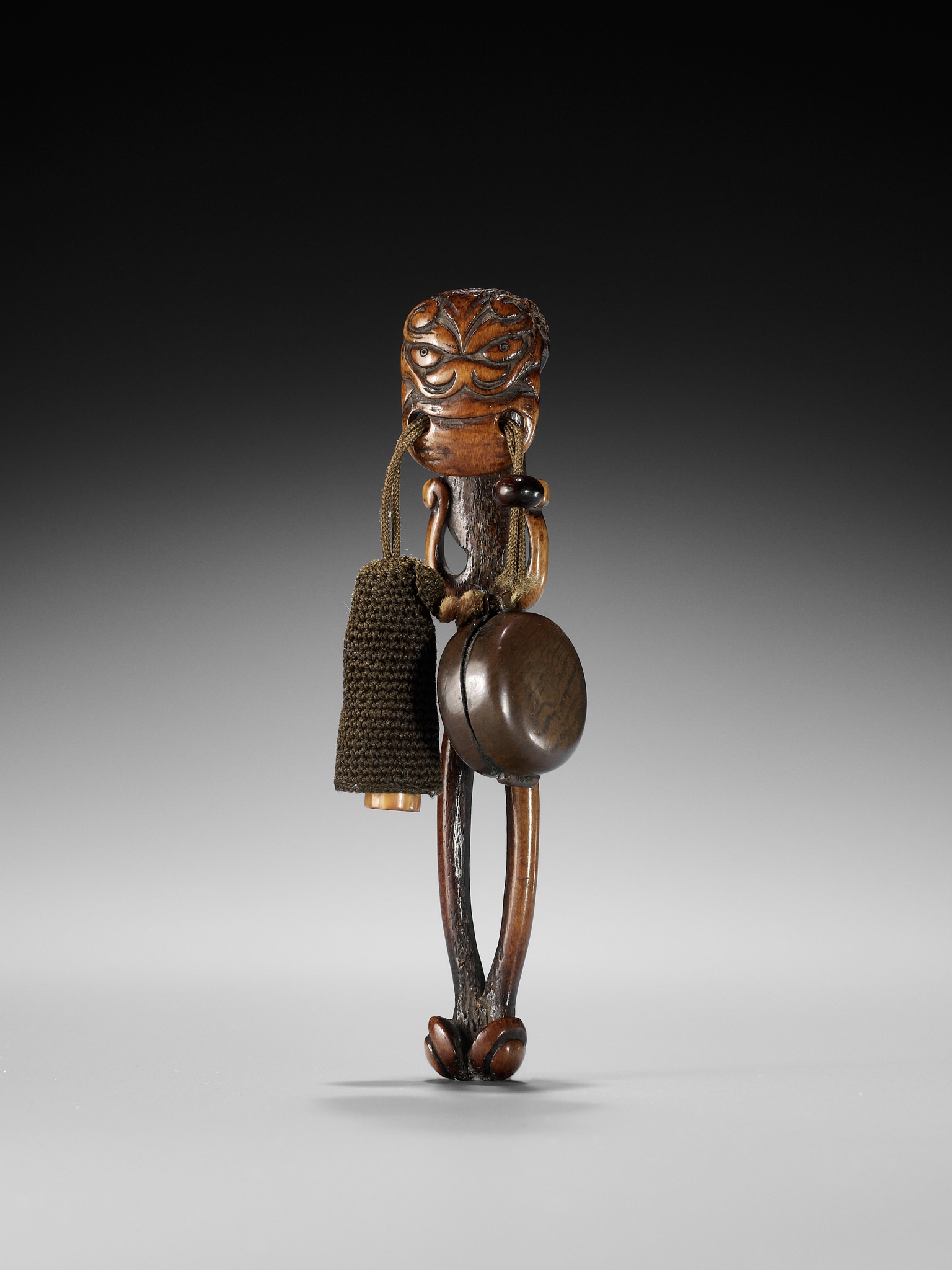 OZAKI KOKUSAI: A SUPERB ANTLER OBI-HASAMI NETSUKE DEPICTING A SHISHI-HEADED MONSTER - Bild 8 aus 15