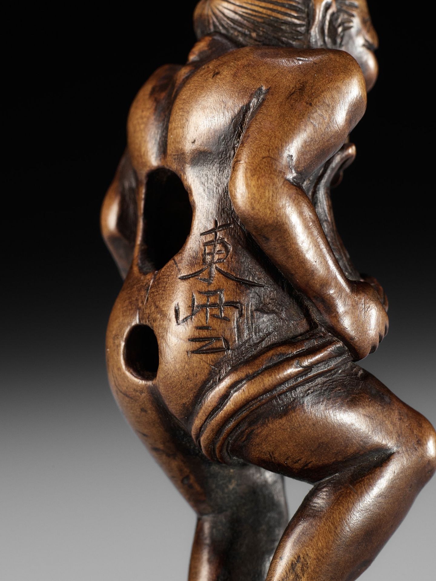 TOUN: AN AMUSING WOOD NETSUKE OF A NAKED MAN TYING HIS FUNDOSHI - Image 11 of 11