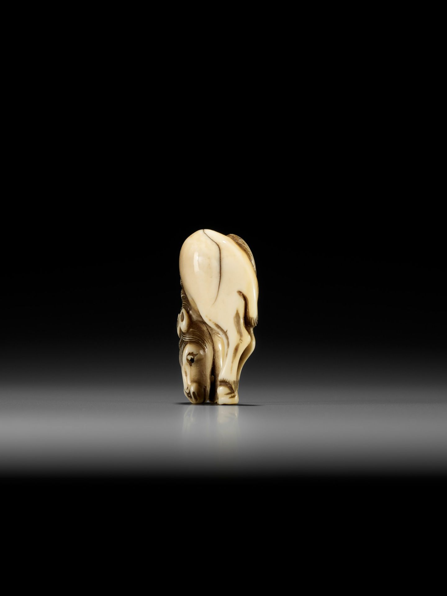 A FINE IVORY NETSUKE OF A GRAZING HORSE - Bild 7 aus 13