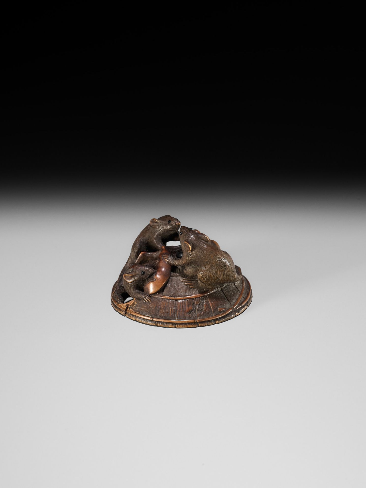 KEIGETSU: A WOOD NETSUKE OF RATS ON A STRAW HAT - Bild 4 aus 14