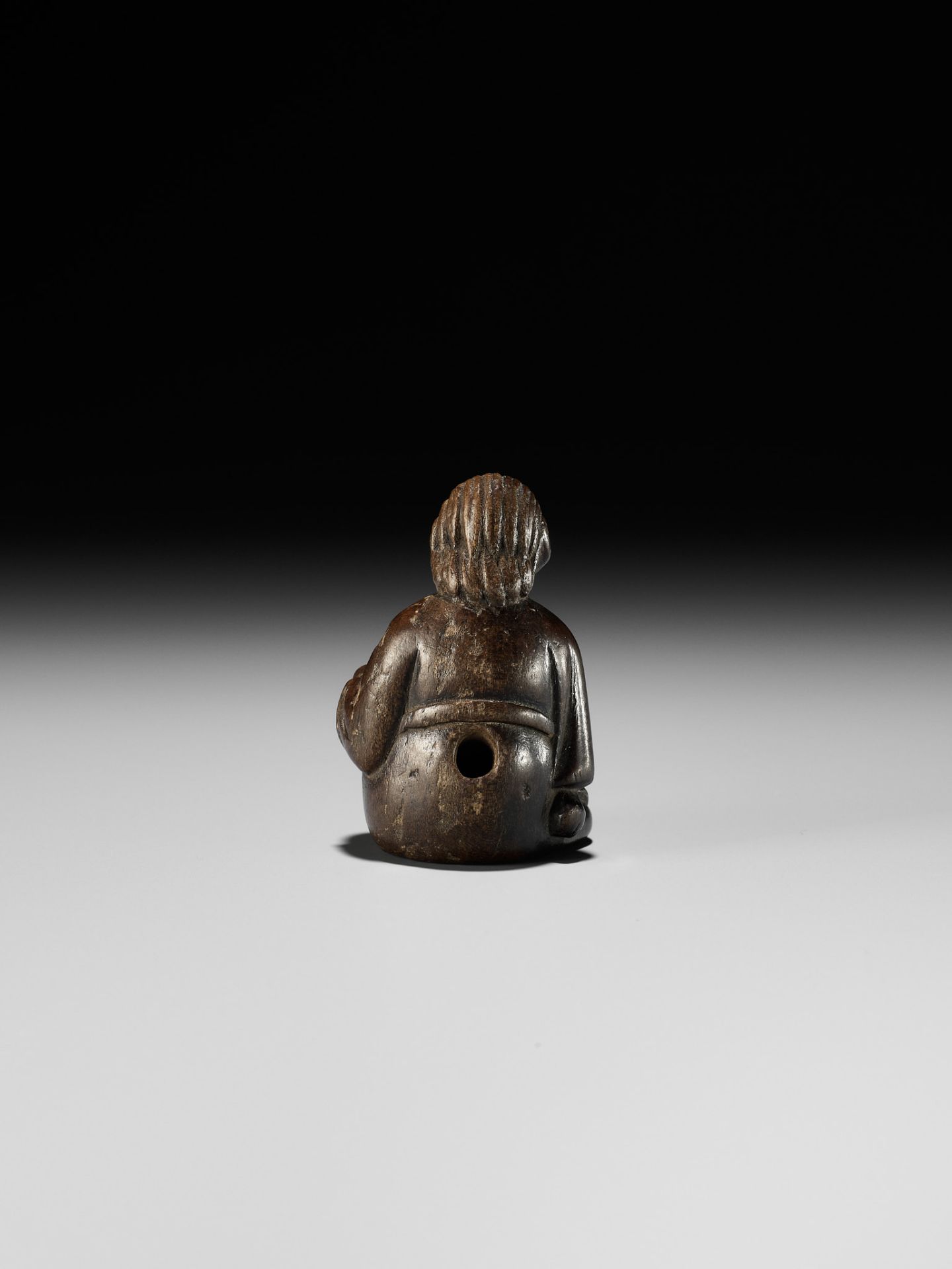 A FINE NETSUKE OF A SEATED IMMORTAL, ATTRIBUTED TO MIWA - Bild 7 aus 14