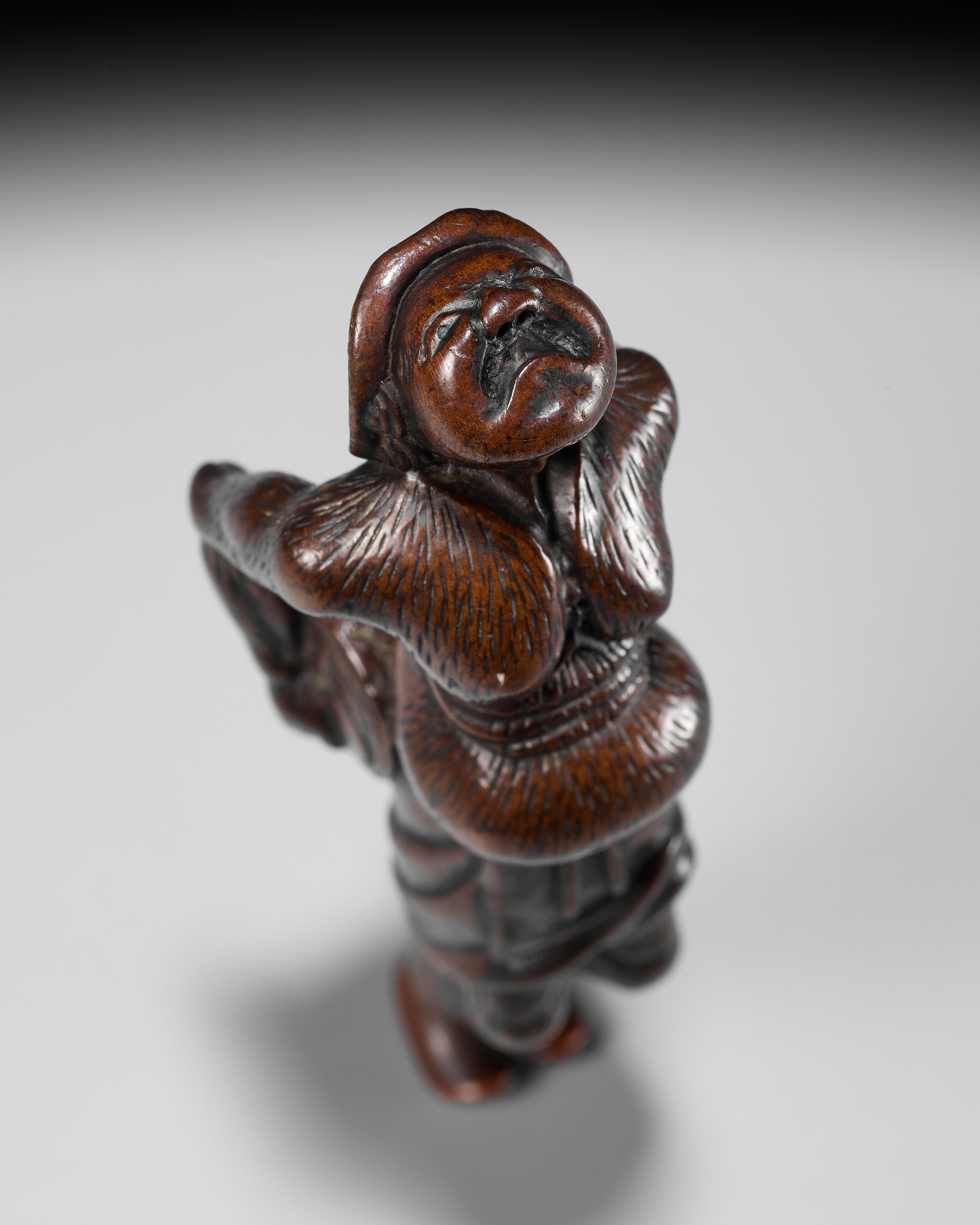 A LARGE WOOD NETSUKE OF A DUTCHMAN WITH A DRUM