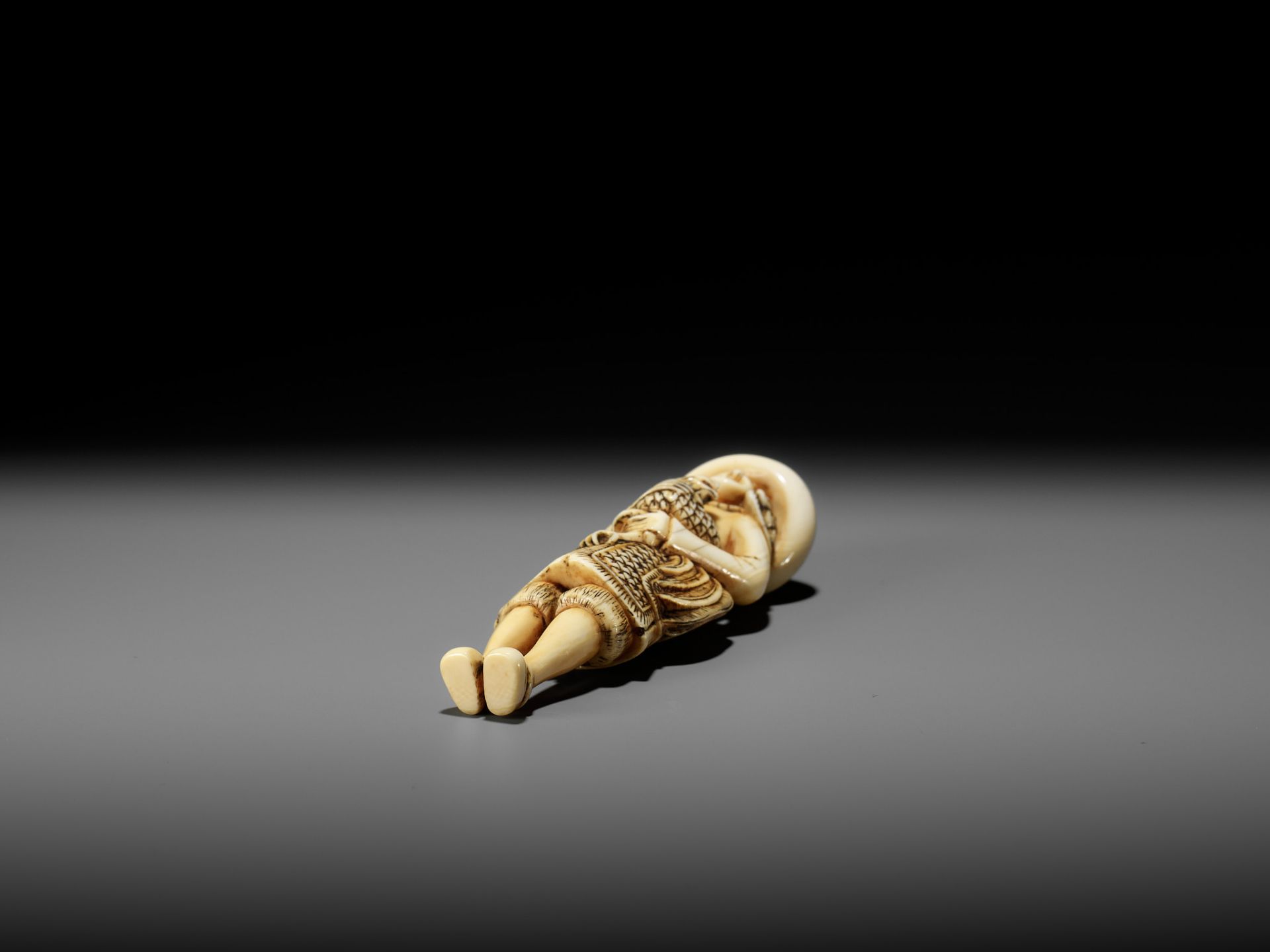 A FINE IVORY NETSUKE OF A DUTCHMAN WITH COCKEREL - Bild 11 aus 13