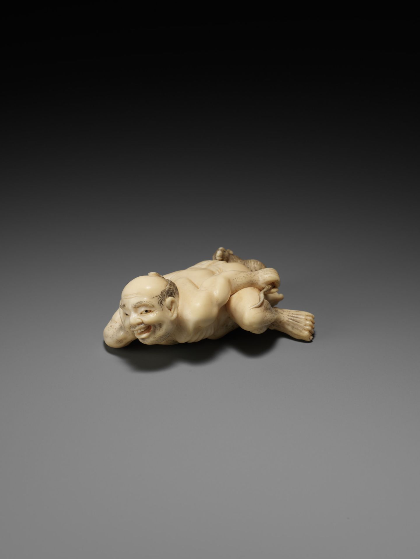 CHIKURIN: AN UNUSUAL IVORY NETSUKE OF A RAT CATCHER - Bild 12 aus 15