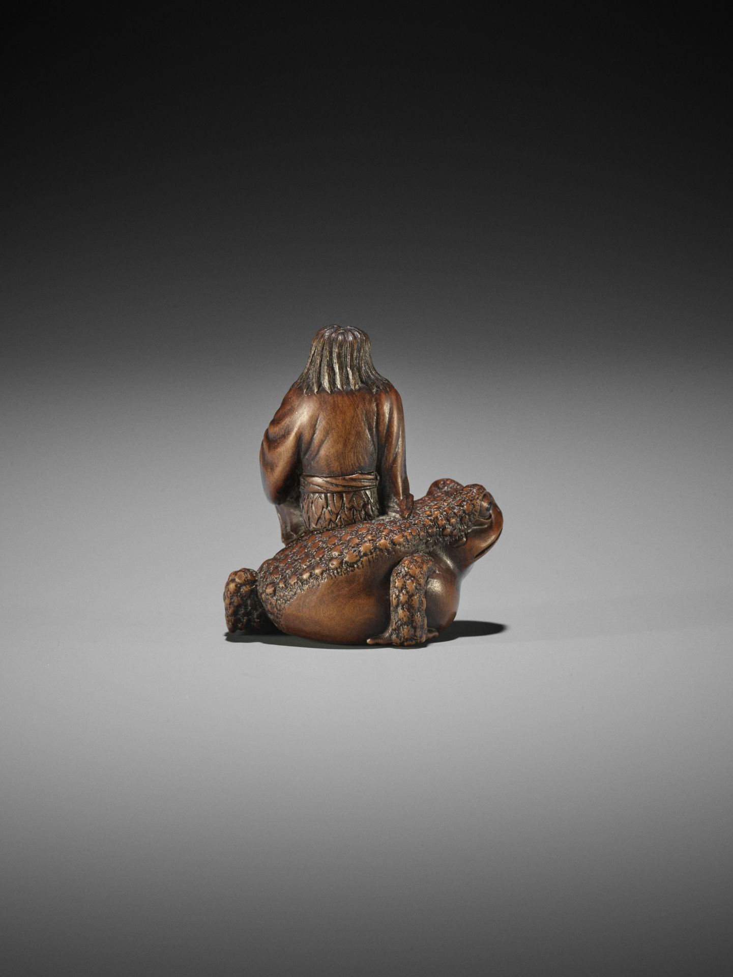 MASANAO: A RARE WOOD NETSUKE OF GAMA SENNIN SEATED ON THE FROG GOD SEIAJIN - Image 4 of 15