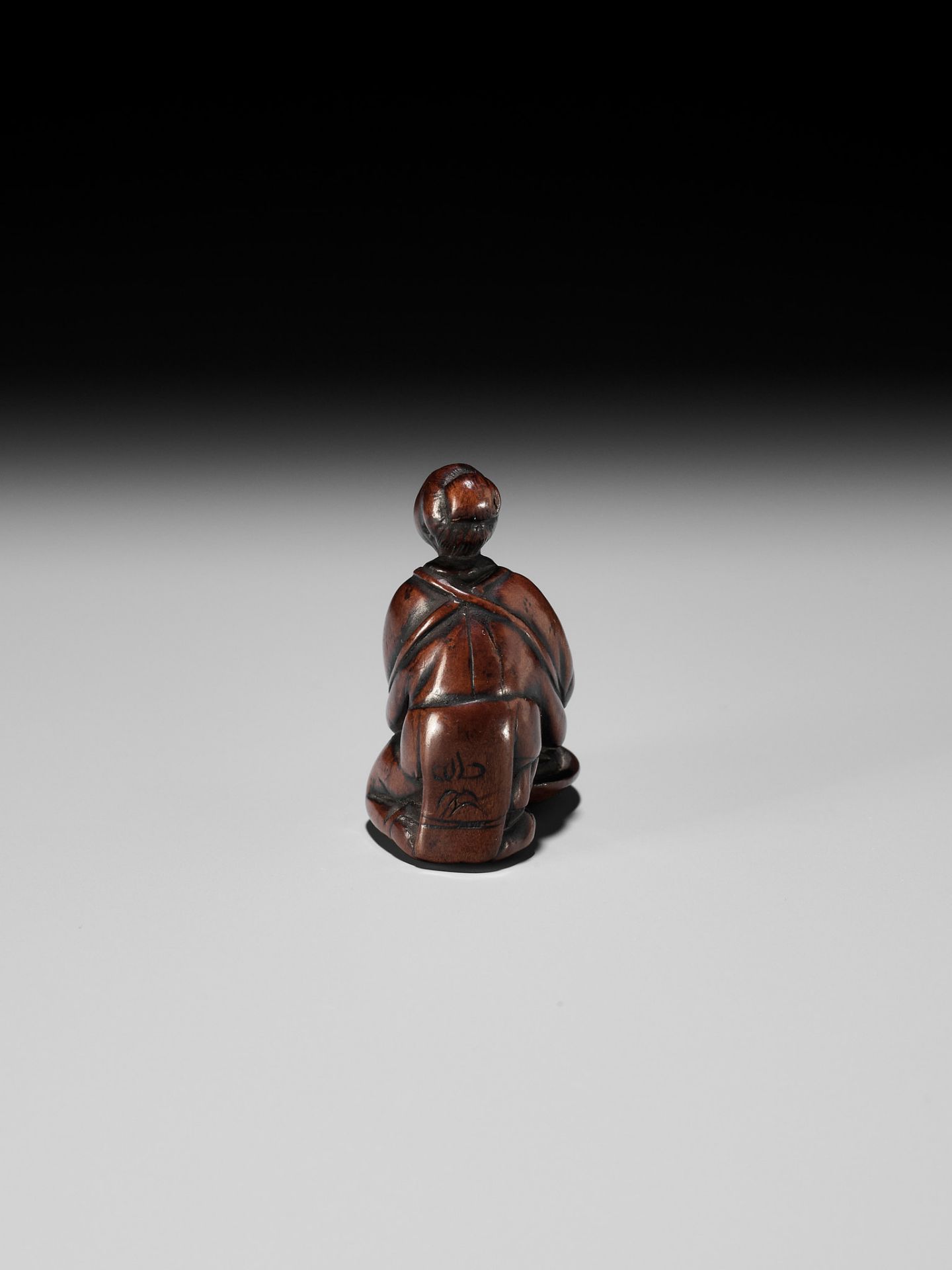 MINKOKU II: A FINE WOOD NETSUKE OF A WASHER WOMAN - Bild 5 aus 10